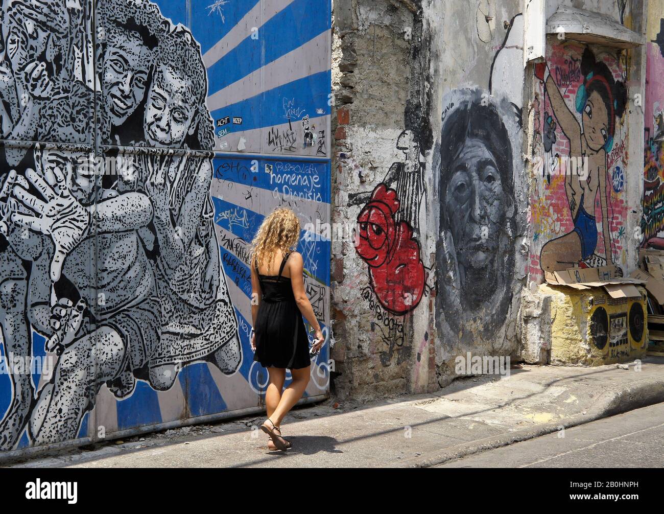 Colorate Street art e graffiti decorano un vecchio muro su Calle de la Sierpe (Calle 29) a Getsemani, Cartagena, Colombia Foto Stock