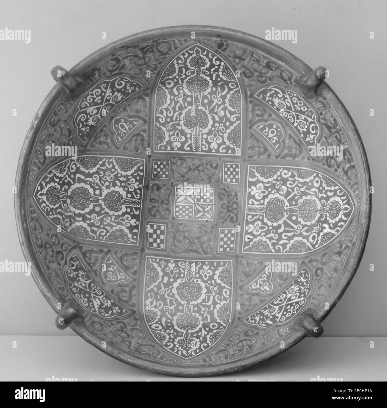 Ciotola, spagnola, 19th secolo, spagnola, smaltata in stagno e terracotta dipinta in lucentezza, Diametro: 17 in. (43,2 cm), ceramica-ceramica Foto Stock