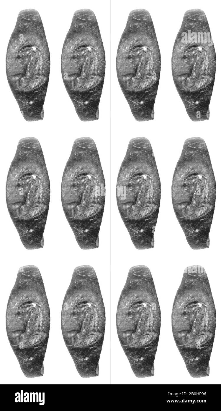 Anello del dito con testa di Horus sulla cornice, Periodo romano, Data 1–200, Dall'Egitto, Alto Egitto, Tebe, Deir el-Bahri, Tomba di Nespekashuty, lega di rame, Diam. 1,8 cm Foto Stock
