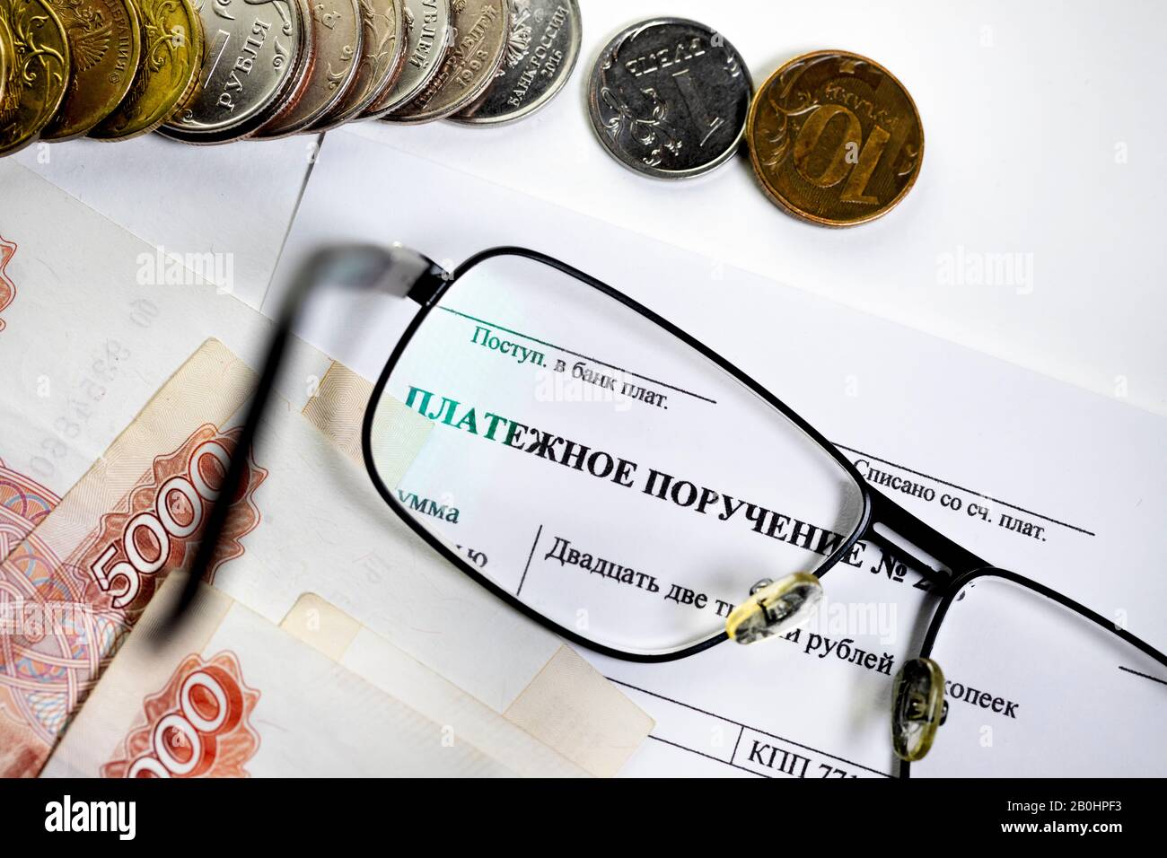 La forma russa di un ordine di pagamento a una banca è sul banco di un ragioniere con le banconote russe. L'iscrizione russa legge 'un ordine di pagamento' Foto Stock
