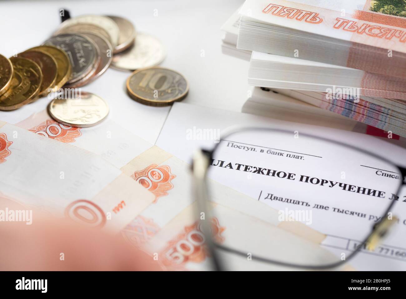 La forma russa di un ordine di pagamento a una banca è sul banco di un ragioniere con le banconote russe. L'iscrizione russa legge 'un ordine di pagamento' Foto Stock