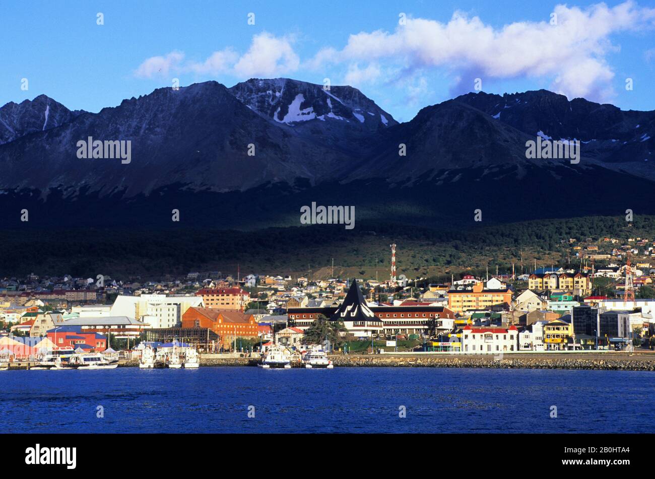 ARGENTINA, TERRA DEL FUOCO, USHUAIA, LA CITTÀ PIÙ MERIDIONALE, VISTA DAL CANALE DI BEAGLE Foto Stock