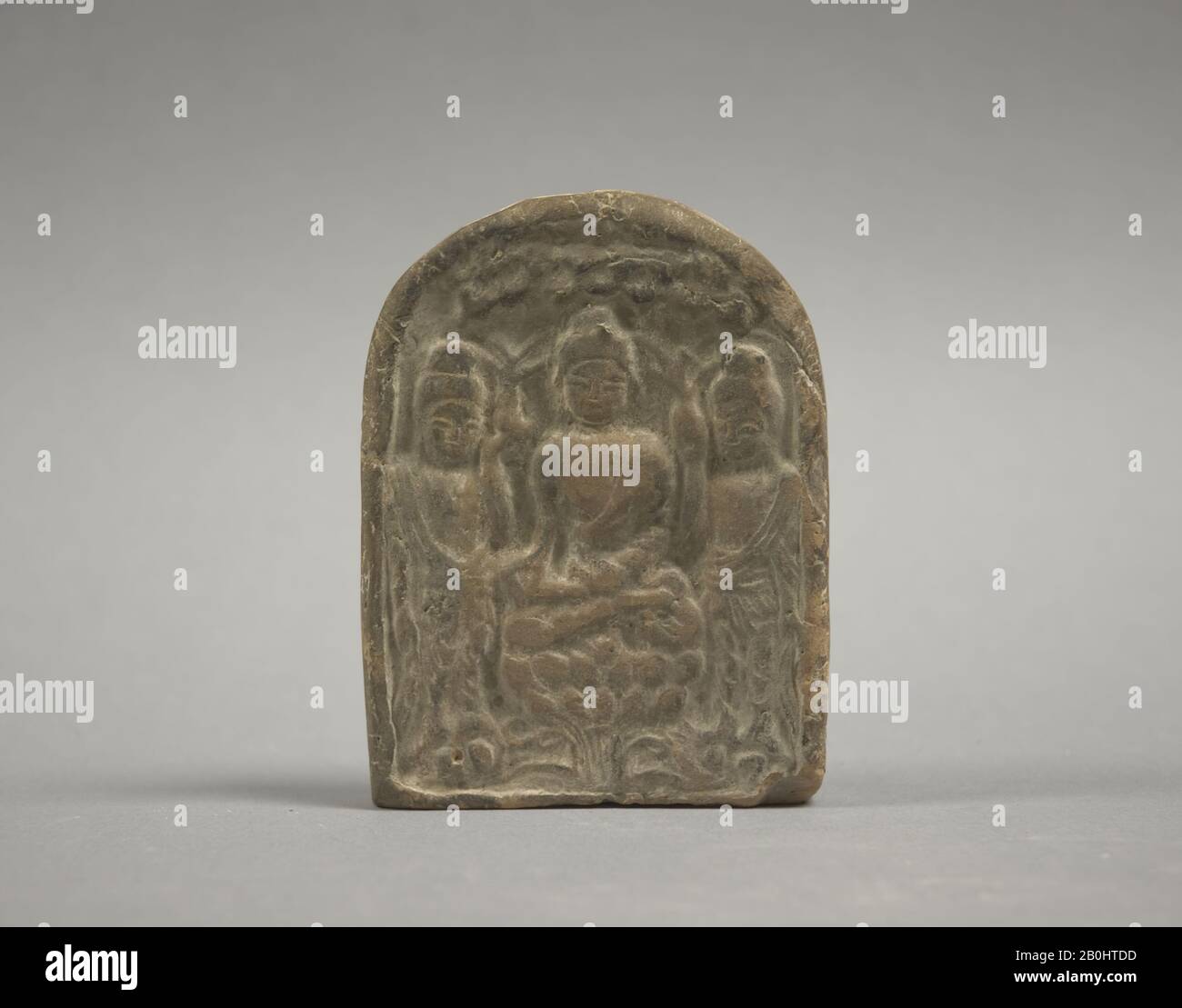 Tavoletta votiva, Cina, dinastia Tang (618–907), Cultura: Cina, terracotta invetriata, H. 4 1/2 in. (11,4 cm); W. 2 1/4 in. (5,7 cm), scultura Foto Stock