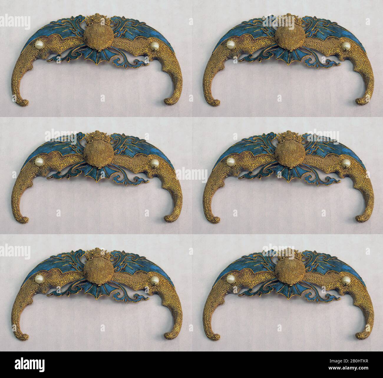 Frammento Di Headdress, Cina, dinastia Qing (1644–1911), Data fine 17th–inizio 18th secolo, Cina, oro, piume, perle, W. 2 in. (5,1 cm); L. 3 1/4 in. (8,3 cm), Gioielli Foto Stock
