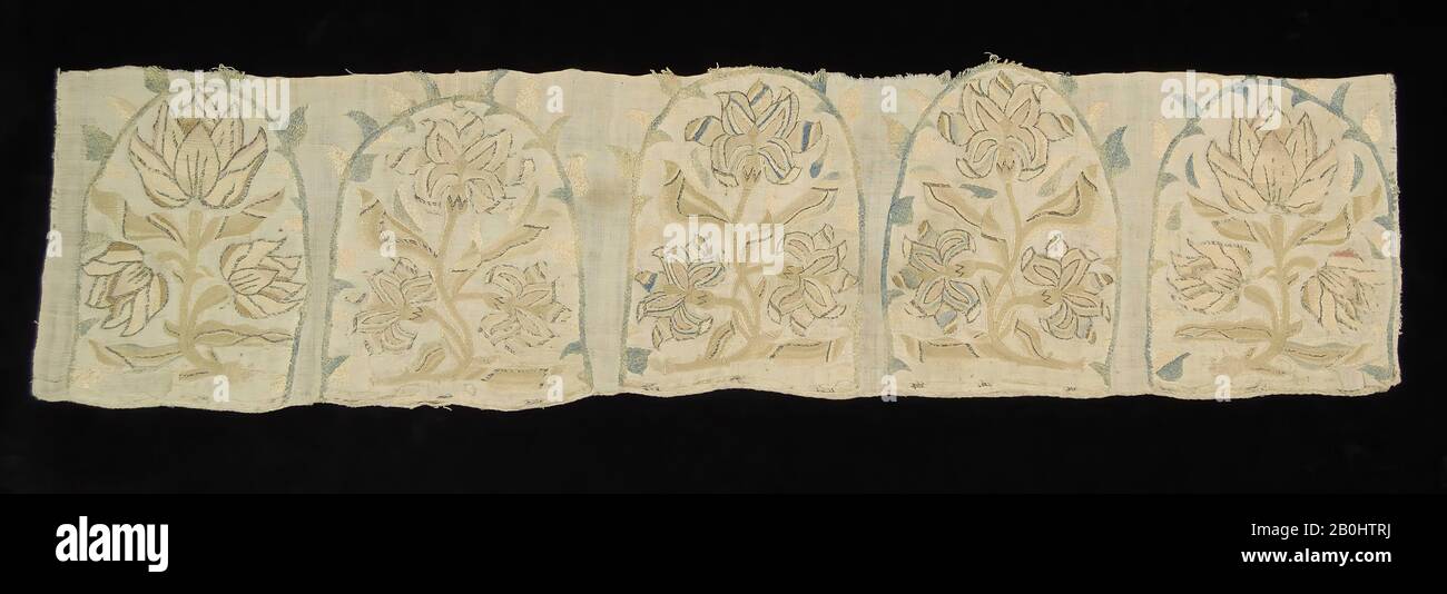 Frammento di una camicia, russo, quarto quarto quarto quarto 18th secolo, russo, lino, seta, metallo, 41 x 10 pollici. (104,1 x 25,4 cm), Ricamati con tessuti Foto Stock