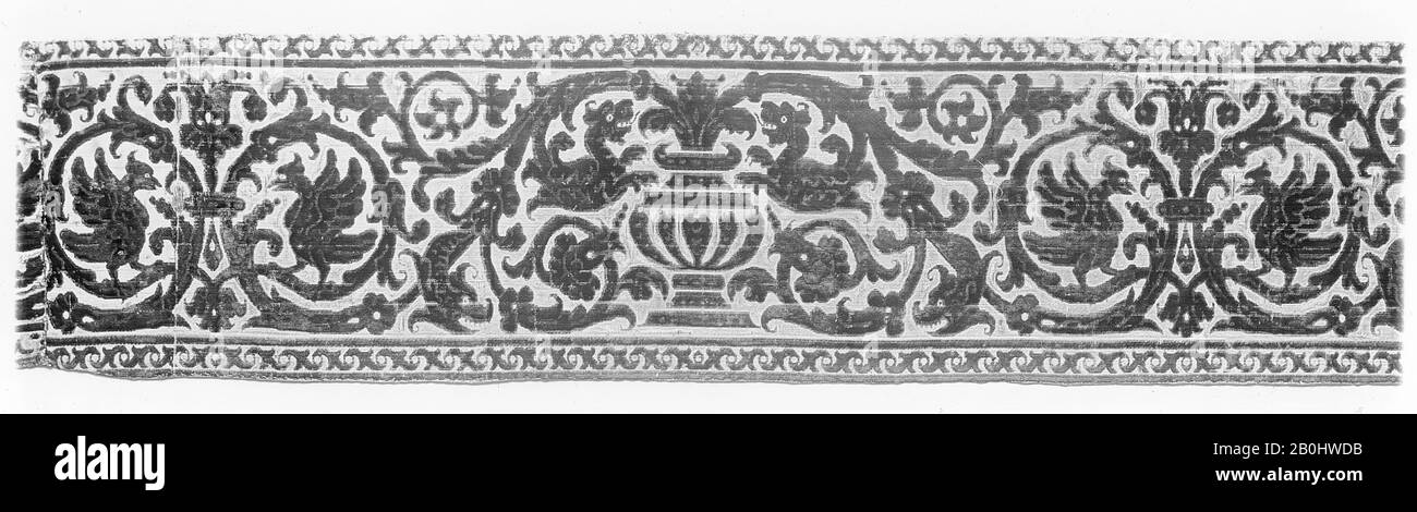 Border, Italian, 17th Century, Italian, Silk, L. 55 1/2 x W. 10 inch (141.0 x 25.4 cm), Textiles-Velvets Foto Stock
