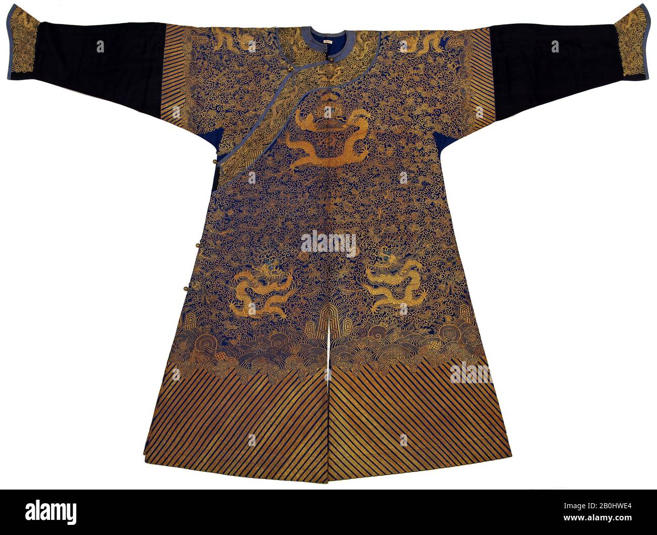Corte Imperiale Robe, Cina, dinastia Qing (1644–1911), Data 19th secolo, Cina, seta, filo metallico, 55 x 60 pollici. (139,70 x 152,40 cm), Con Costumi Ricamati Foto Stock