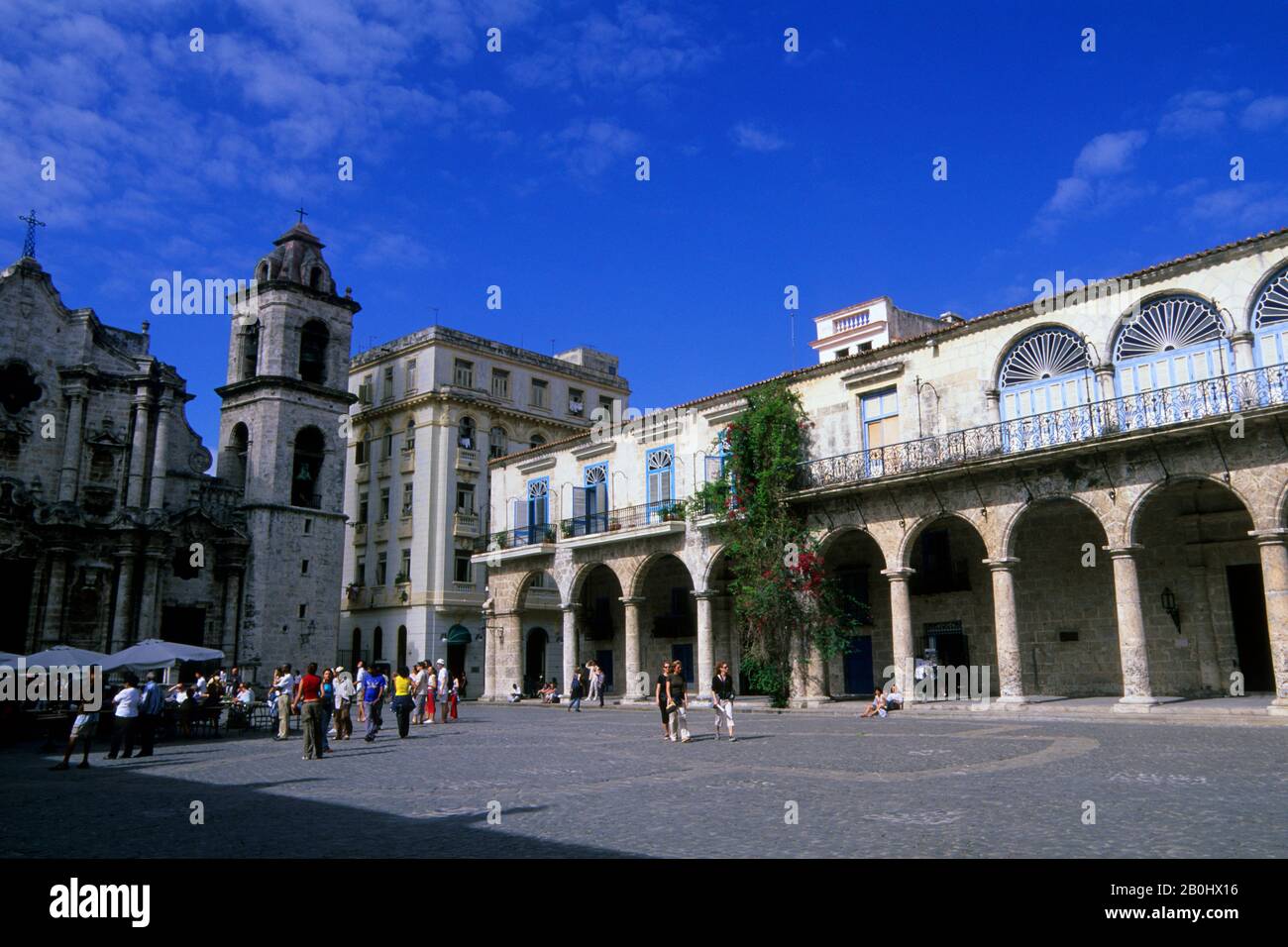 CUBA, L'AVANA VECCHIA, PLAZA DE LA CATEDRAL, LE CASE COLONIALI, LA CATTEDRALE Foto Stock