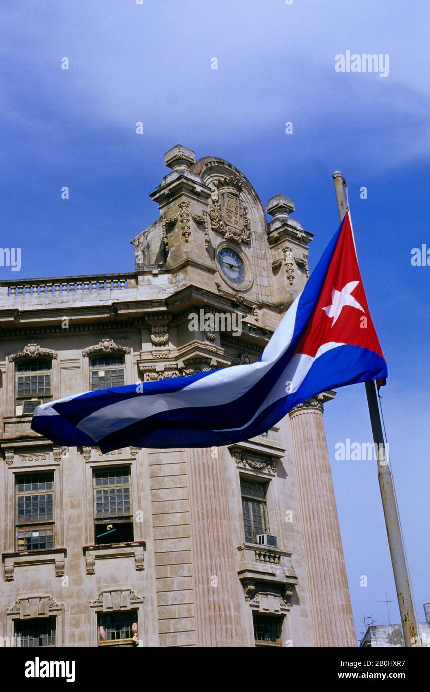 CUBA, L'AVANA VECCHIA, BANDIERA CUBANA Foto Stock