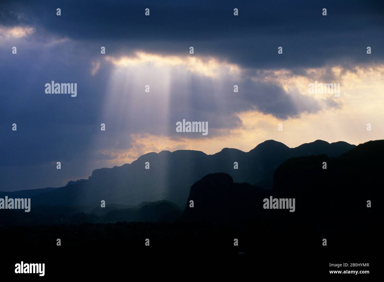 CUBA, VINALES VALLEY, CIELO SERALE SULLE MONTAGNE CON RAGGI SOLARI Foto Stock
