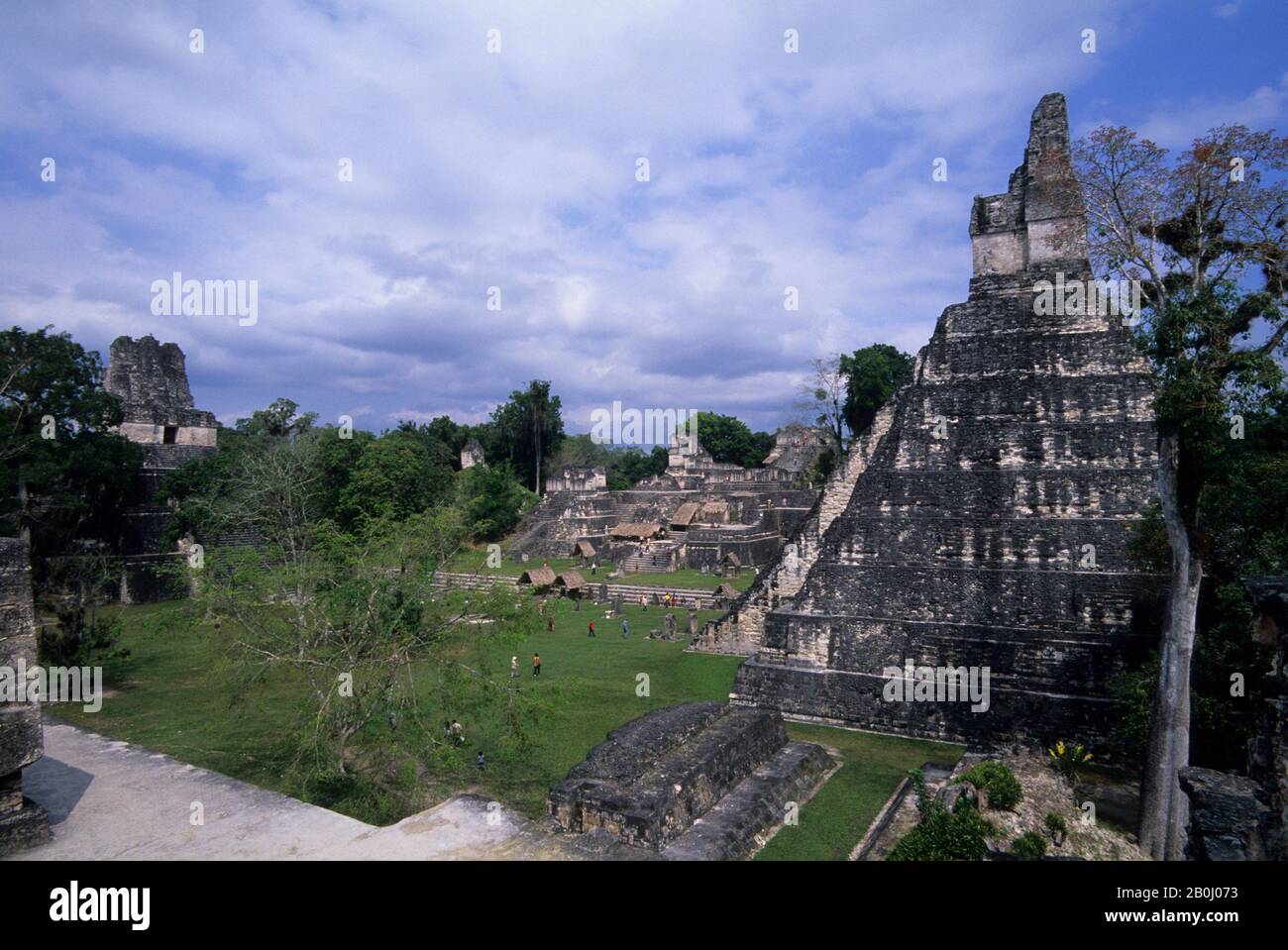 GUATEMALA, TIKAL, VISTA DEL TEMPIO I (TEMPIO DELLA GIJAGUAR GIGANTE), GRAND PLAZA E TEMPIO II Foto Stock