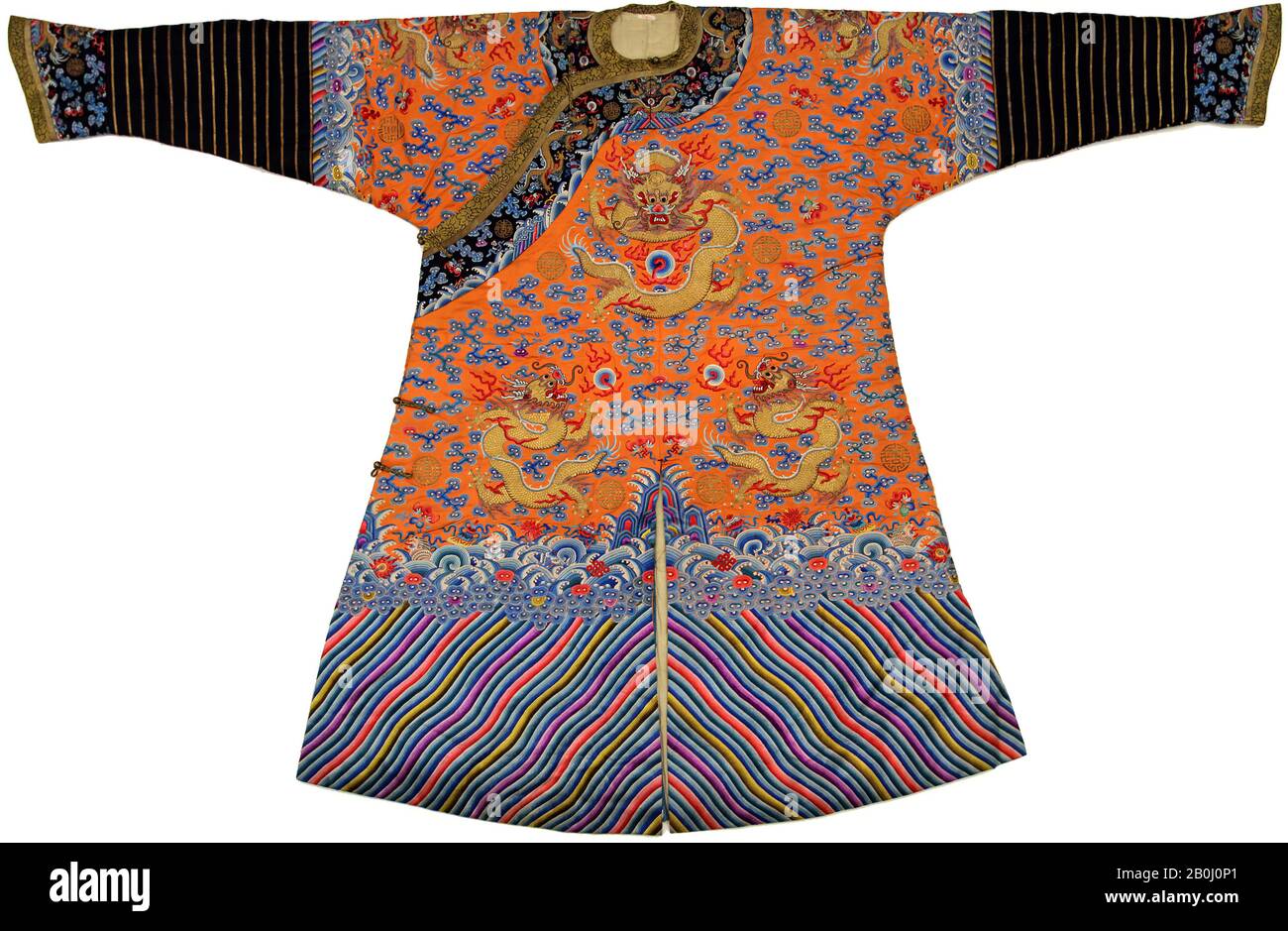 Imperial Robe, Cina, dinastia Qing (1644–1911), Data metà 19th secolo, Cina, Seta, 48 x 76 1/2 in. (121,92 x 194,31 cm), Con Costumi Ricamati Foto Stock
