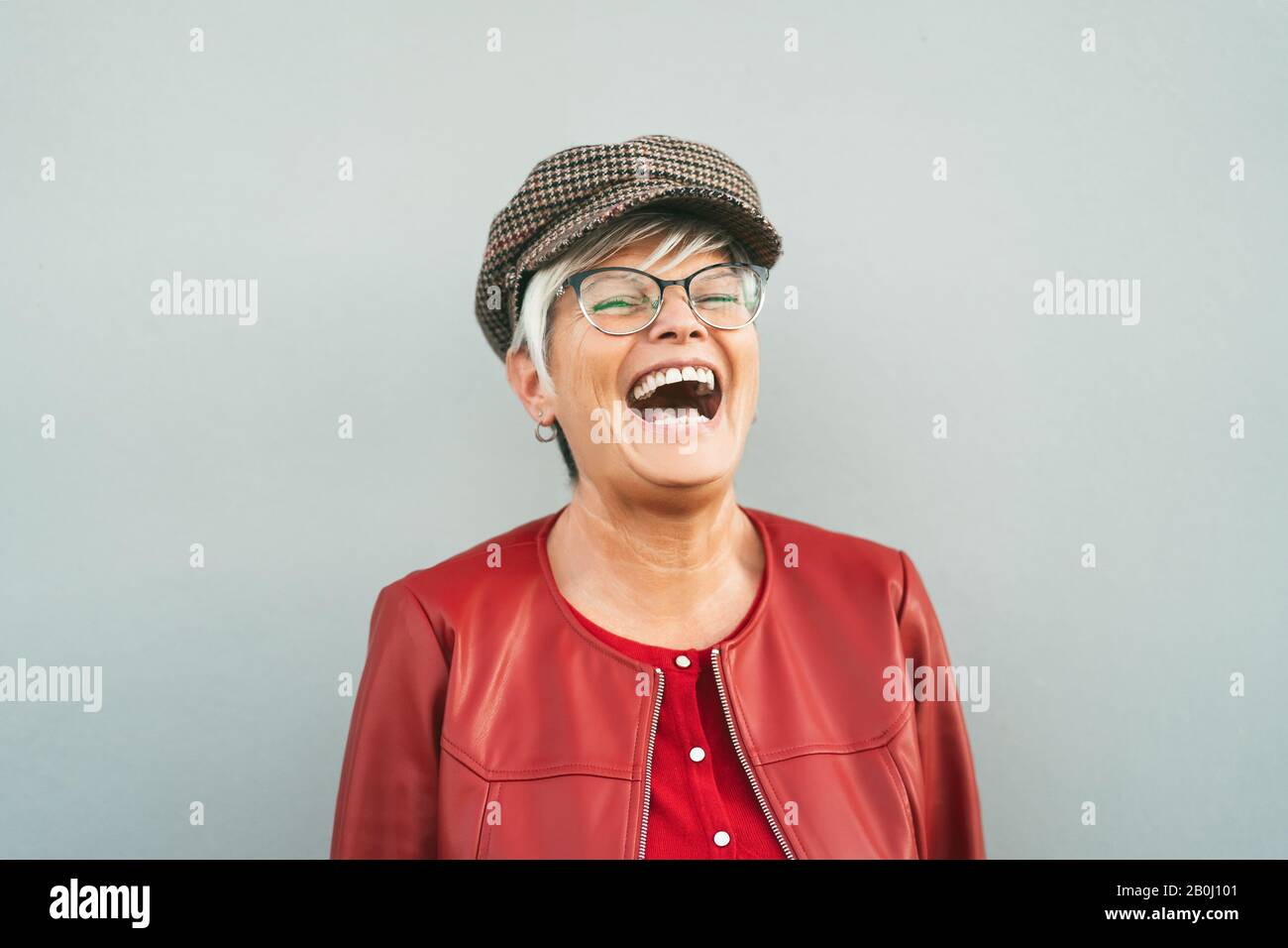 Felice Senior donna ridere all'aperto - Trendy persona matura divertirsi durante il tempo in pensione - Anziani stile di vita concetto Foto Stock