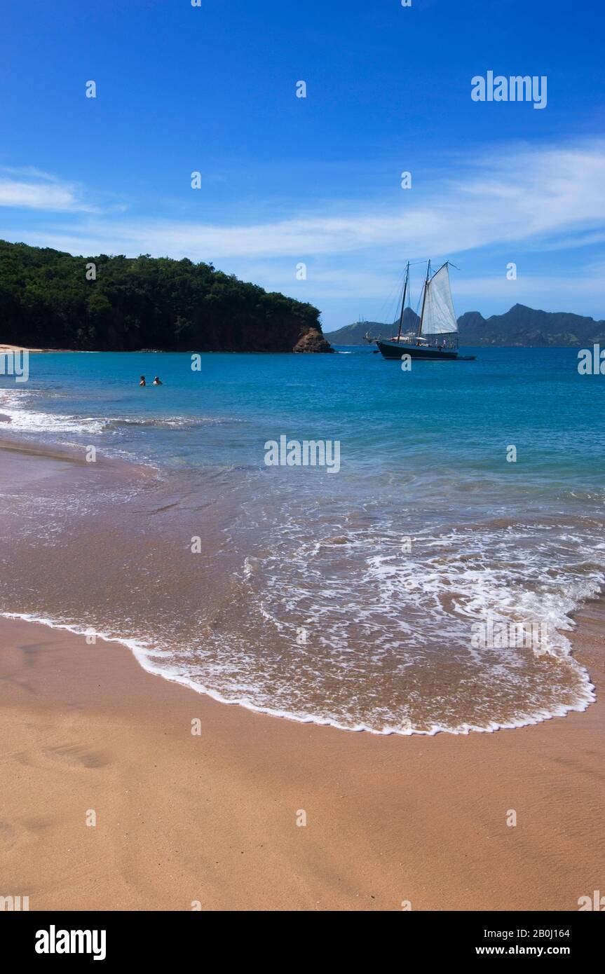 GRENADINE, MAYREAU ISLAND, SPIAGGIA CON BARCA A VELA Foto Stock