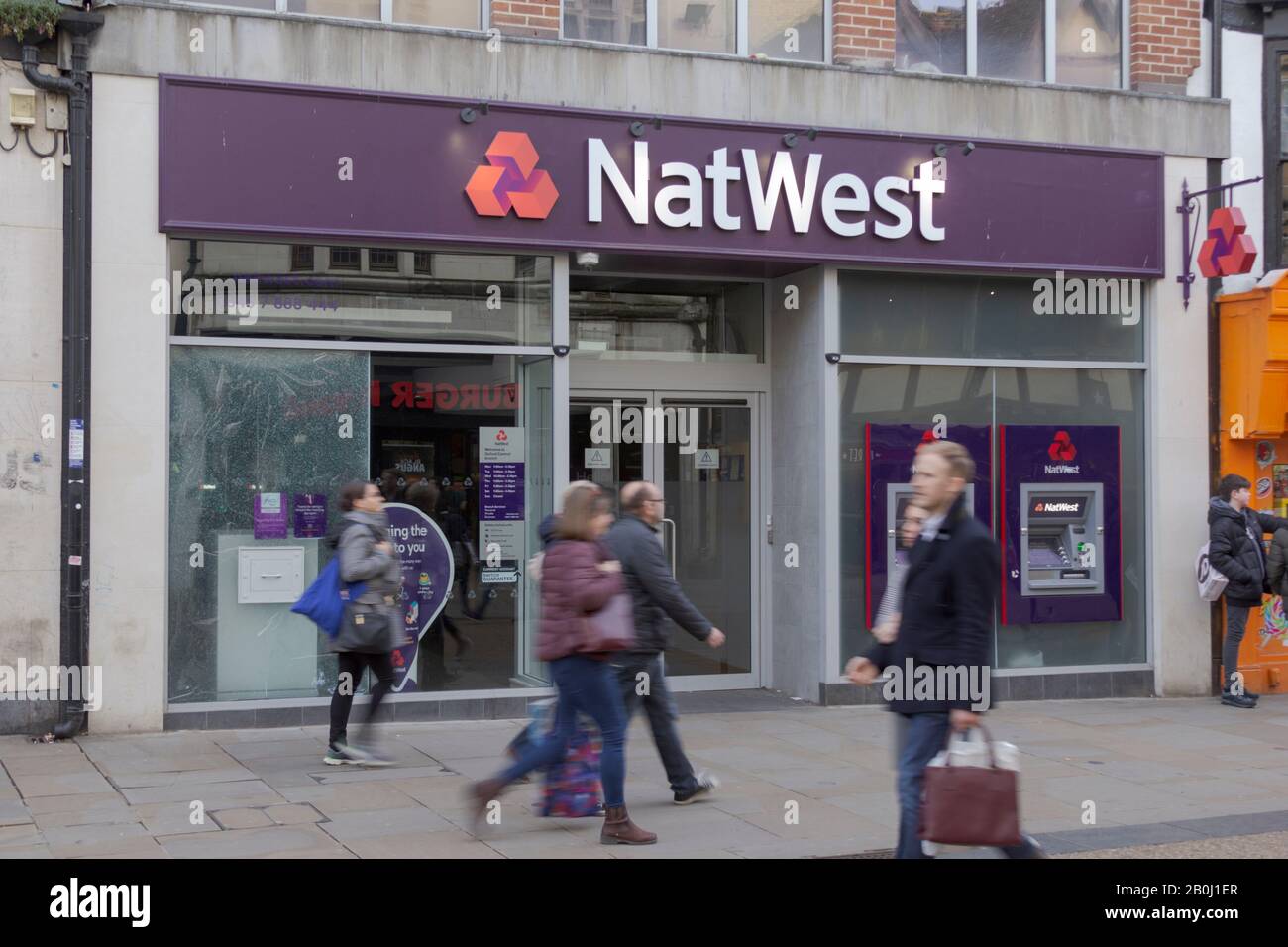 Oxford, Oxfordshire, Regno Unito. 23rd marzo 2019. Shopping nel Regno Unito. Acquirenti e Turisti a Nat West Bank nella pittoresca Oxford. Foto Stock