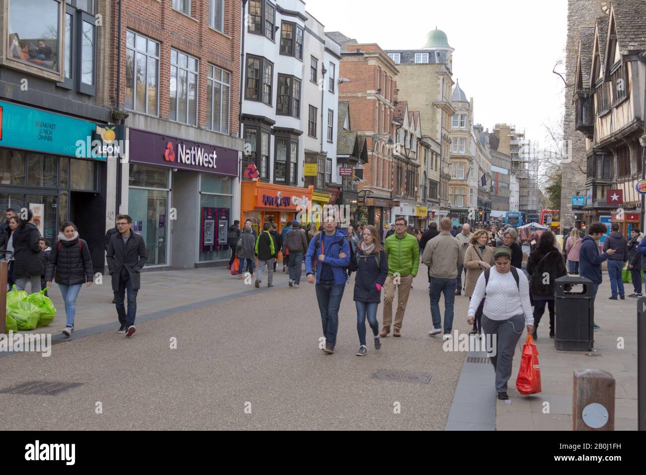 Oxford, Oxfordshire, Regno Unito. 23rd marzo 2019. Shopping nel Regno Unito. Acquirenti e Turisti a Nat West Bank nella pittoresca Oxford. Foto Stock