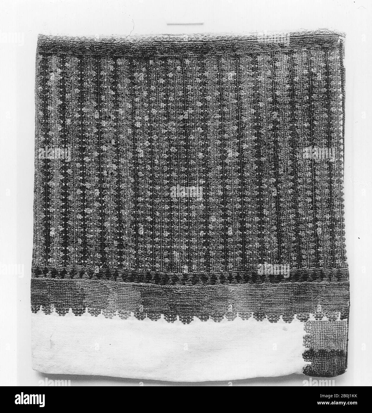 Manica, Isole Greche, Karpathos, 18th secolo, Isole Greche, Karpathos, Seta su lino, L. 15 1/4 x W. 13 3/4 pollici (38,7 x 34,9 cm), Textiles-Ricamato Foto Stock