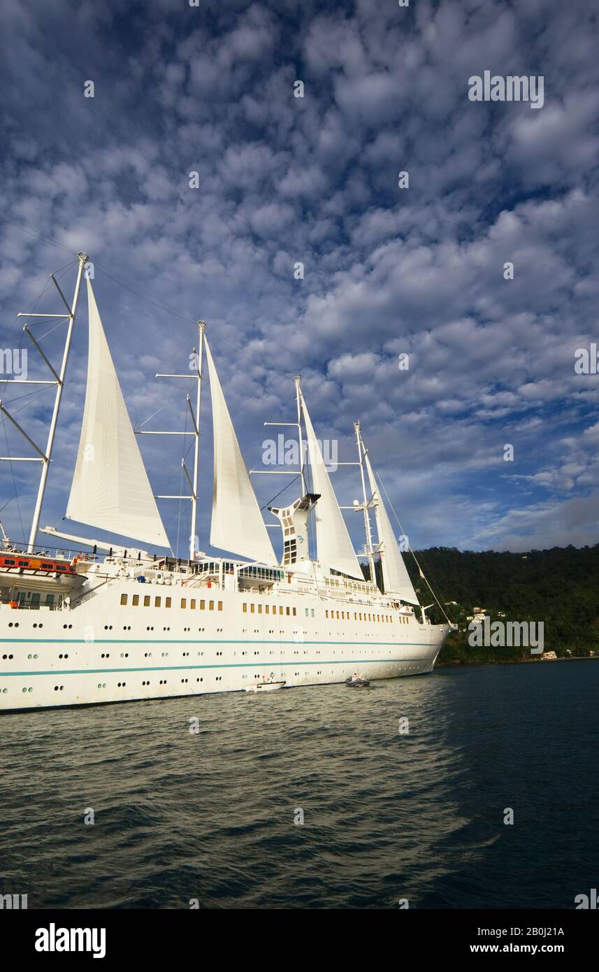 TOBAGO, UOMO DI GUERRA BAY, CHARLOTTEVILLE, NAVE DA CROCIERA WIND SURF, VELE Foto Stock