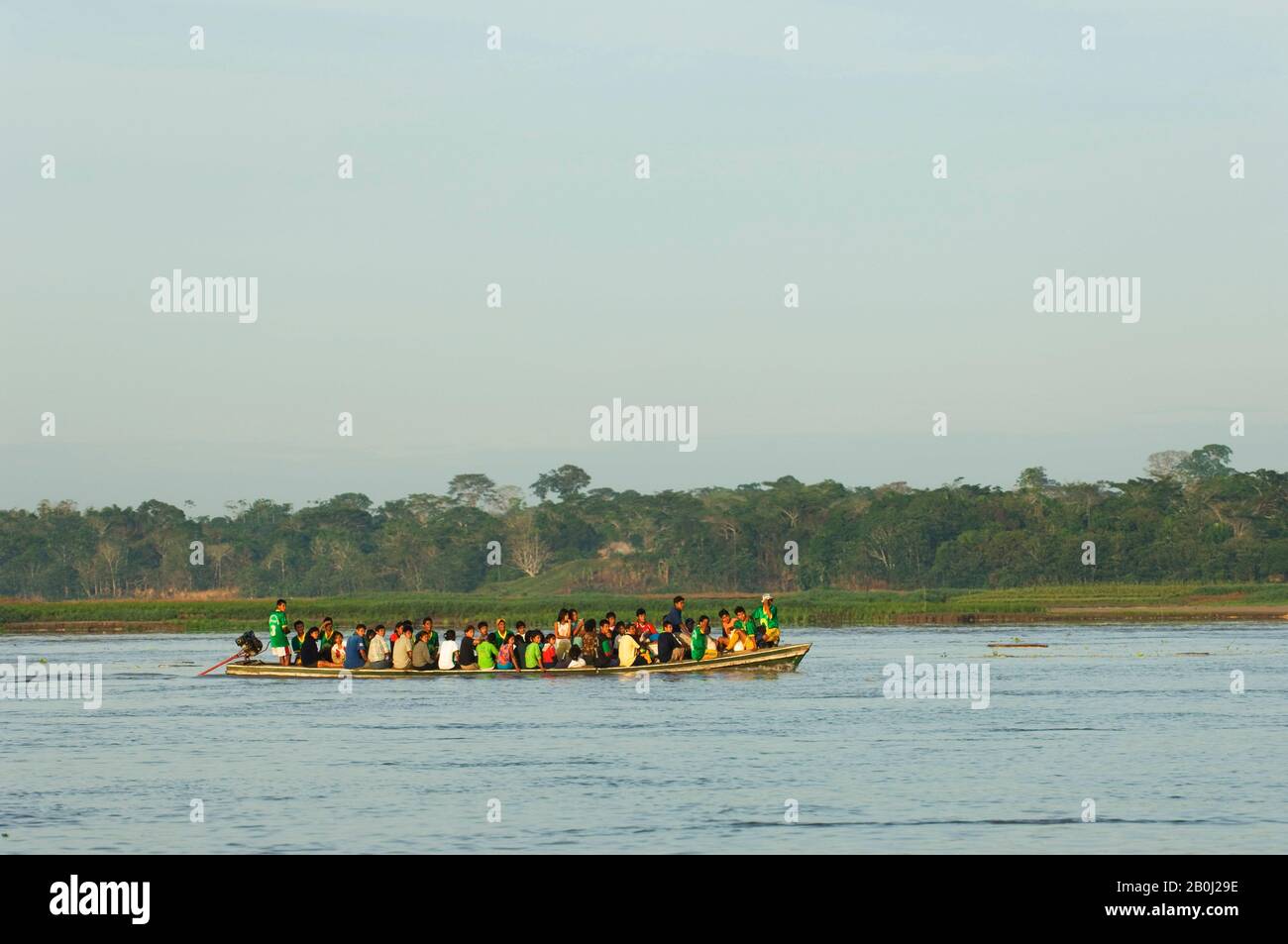 PERÙ, BACINO AMAZZONICO, FIUME UCAYALI, STUDENTI DELLE SCUOLE SUPERIORI LOCALI IN BARCA Foto Stock