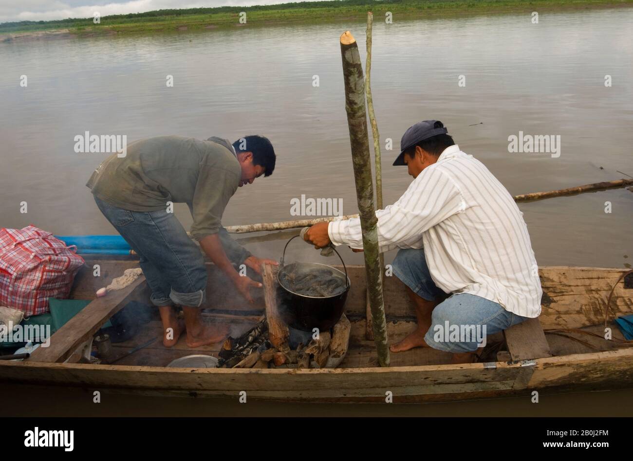 PERÙ, BACINO AMAZZONICO, FIUME UCAYALI, PERSONE CHE VIVONO SU ZATTERA, TRASPORTO DI PESCE VIVO A IQUITOS, CUCINA Foto Stock