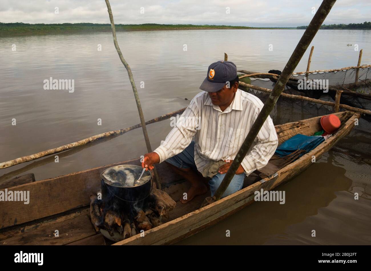 PERÙ, BACINO AMAZZONICO, FIUME UCAYALI, PERSONE CHE VIVONO SU ZATTERA, TRASPORTO DI PESCE VIVO A IQUITOS, CUCINA Foto Stock