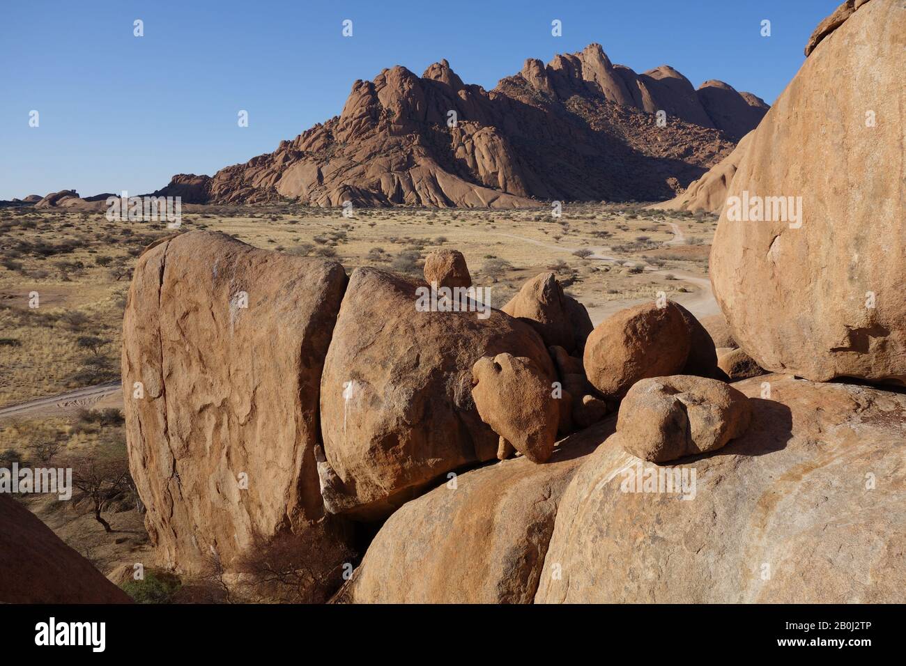 Vista della formazione di pietra arenaria e della montagna del deserto di Spitzkoppe Erongo in Namibia Foto Stock