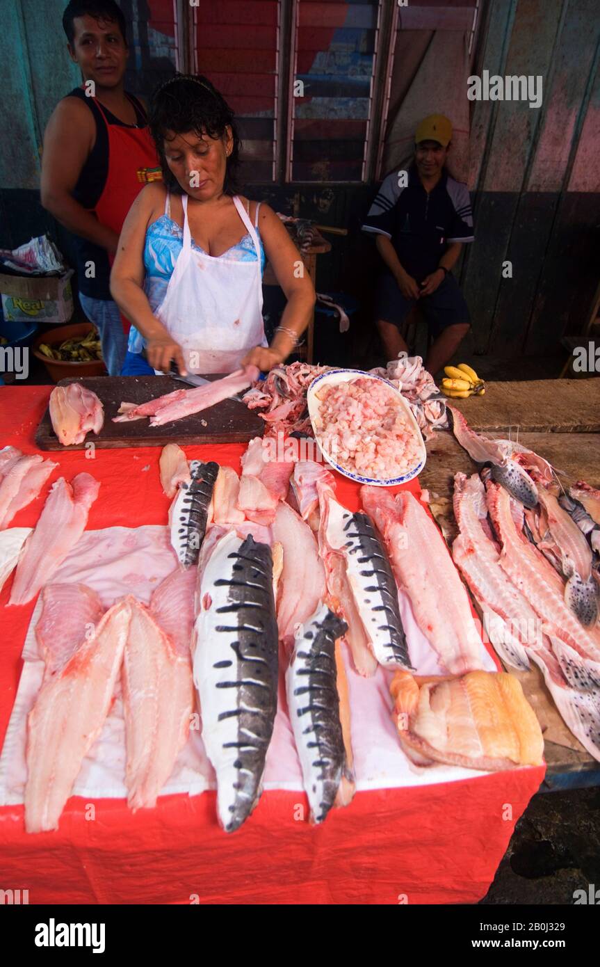 PERÙ, BACINO AMAZZONICO, IQUITOS, MERCATO DI BELEM, DONNA CHE VENDE PESCE FRESCO Foto Stock