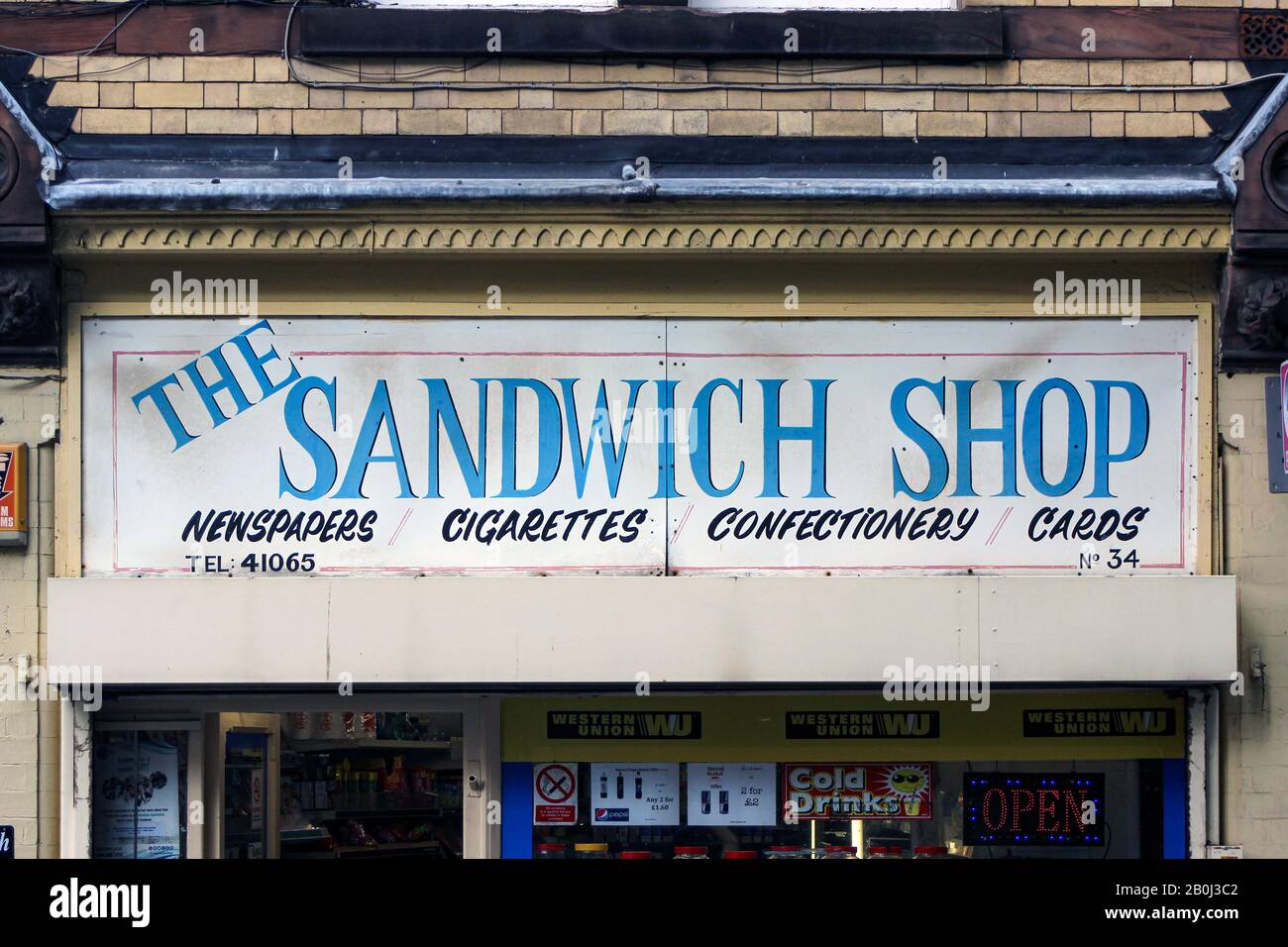 Bizzarra piccola mamma e negozio pop segno a Derby, Inghilterra Foto Stock