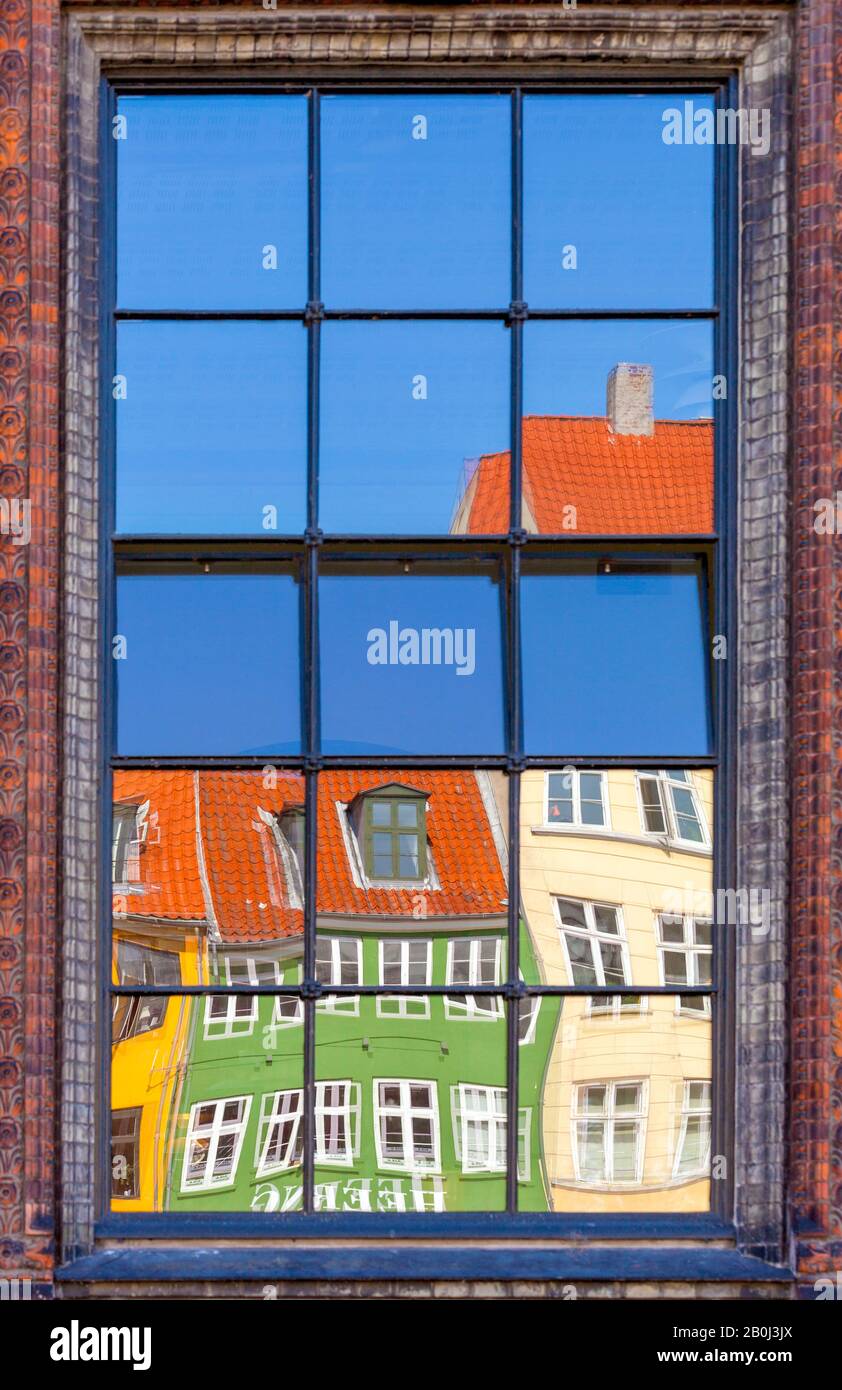 Riflessi in finestre di edifici colorati a Nyhavn, Copenaghen Foto Stock