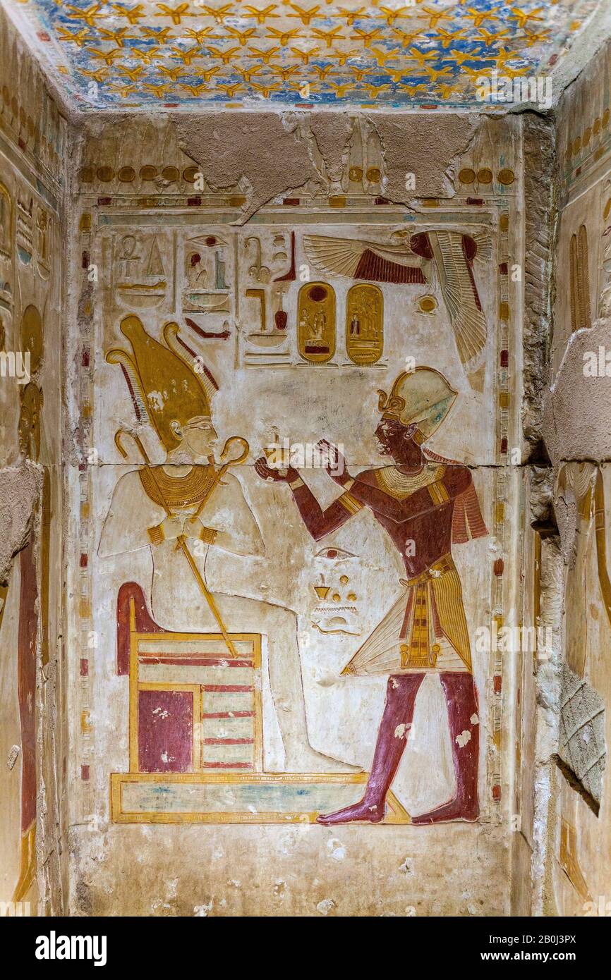 Re Seti i che offriva un'offerta a Osiride al Grande Tempio di Abydos Foto Stock