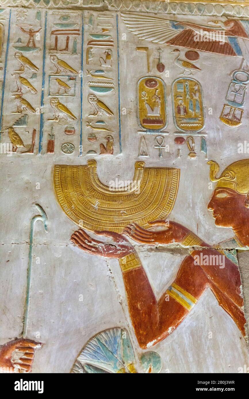 Scultura a bassorilievo raffigurante wesekh dorato nel Tempio di Seti i, Abydos Foto Stock