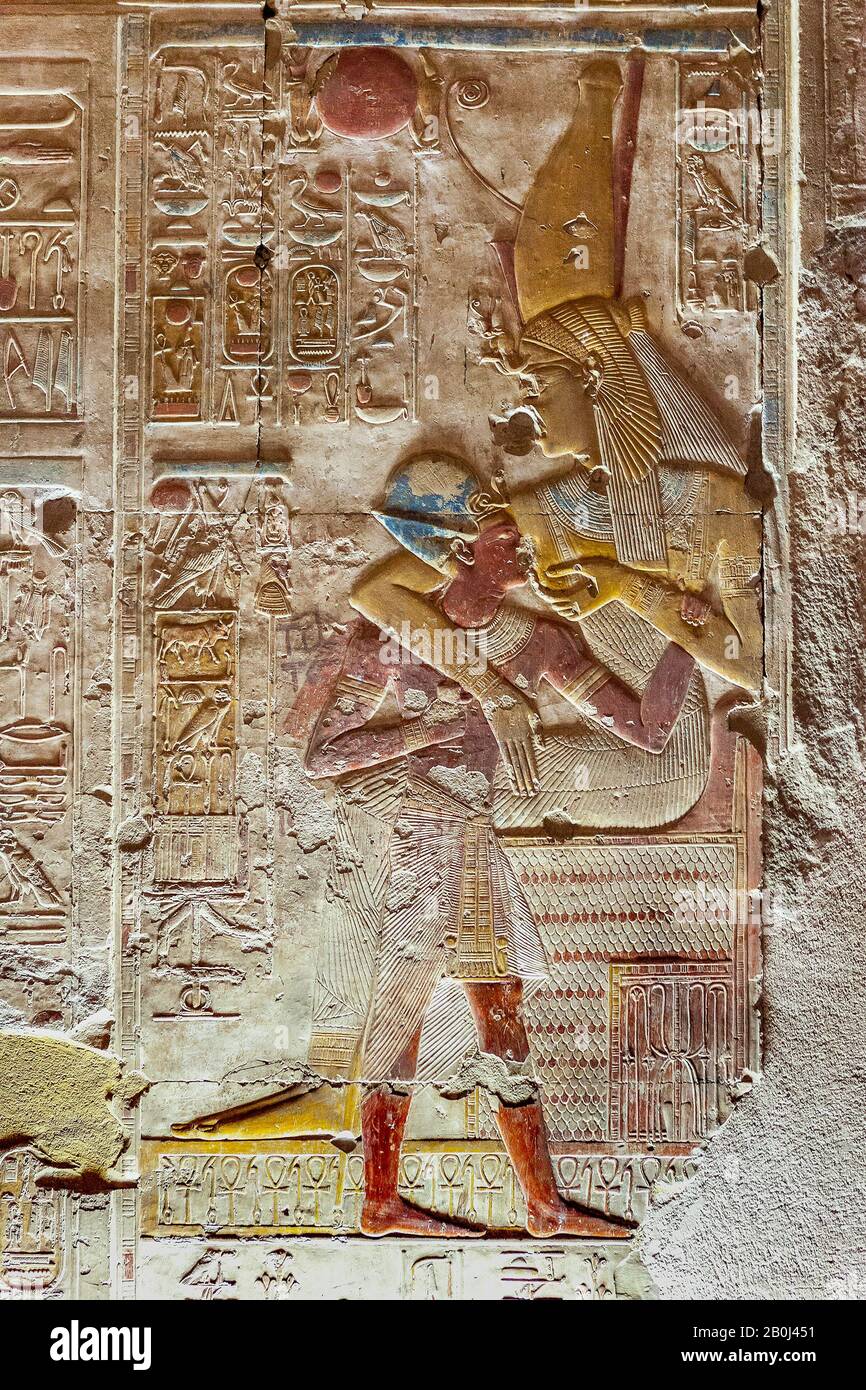 Iside allattando Rameses II nel Grande Tempio di Abydos Foto Stock