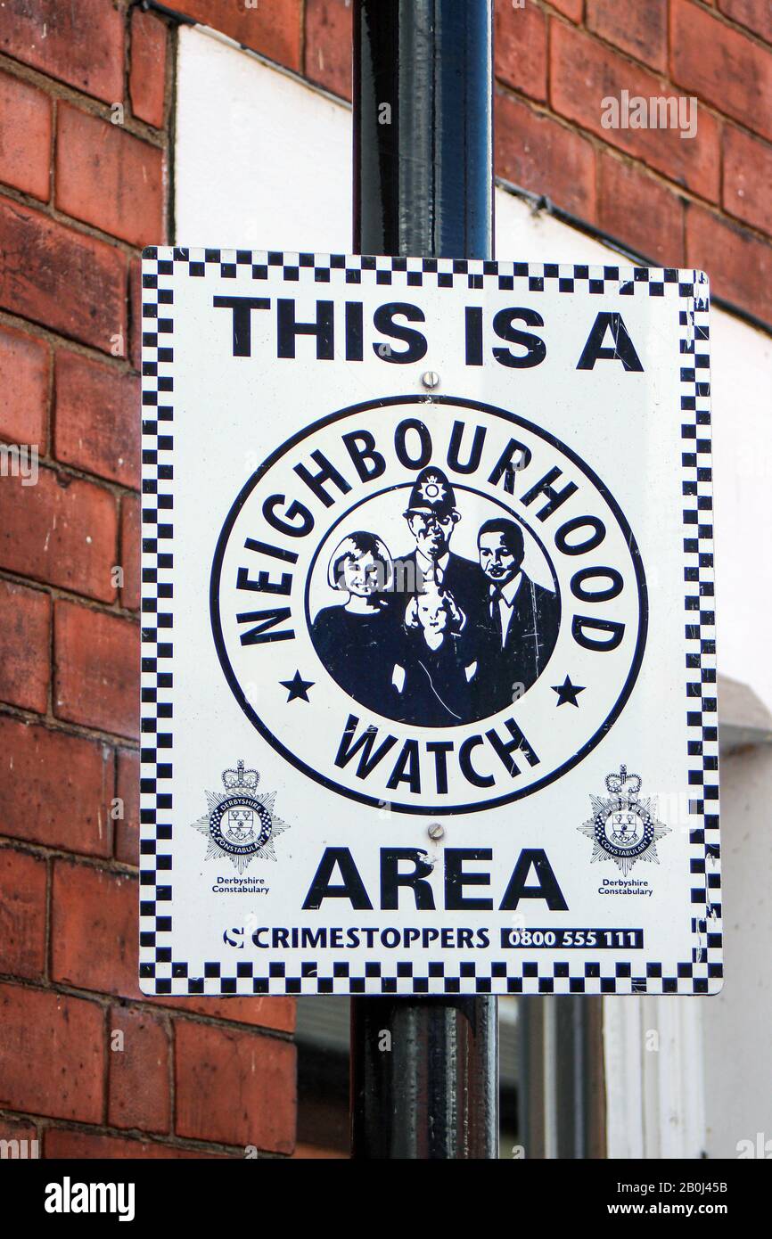 Crimestoppers Neighborhood Watch Sign in Residential District a Derby, England Foto Stock