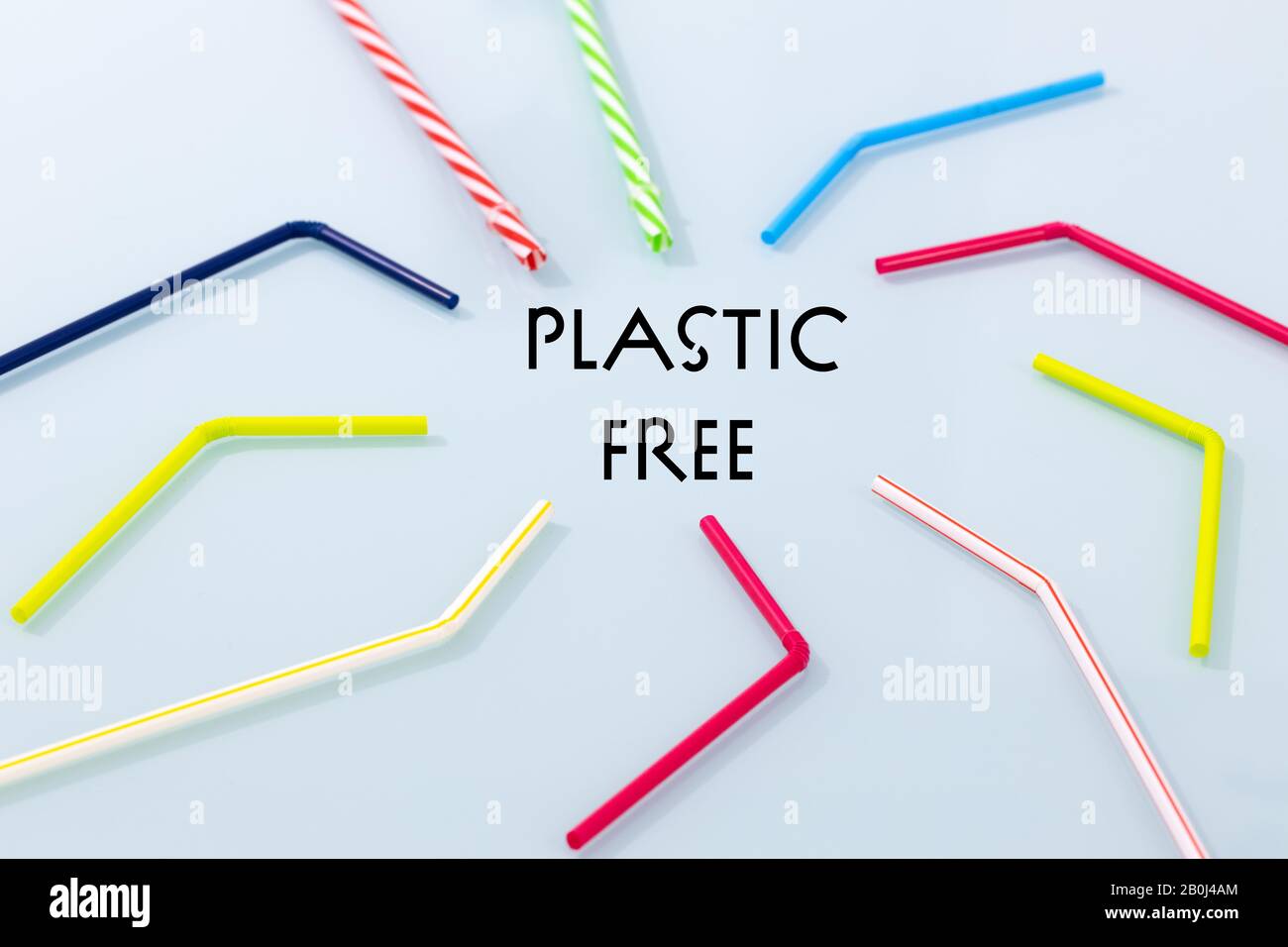 Cannucce di plastica colorate su sfondo blu e l'iscrizione 'Plastik free' il concetto di uno stile di vita basato sul conscio che non utilizza plastica t Foto Stock