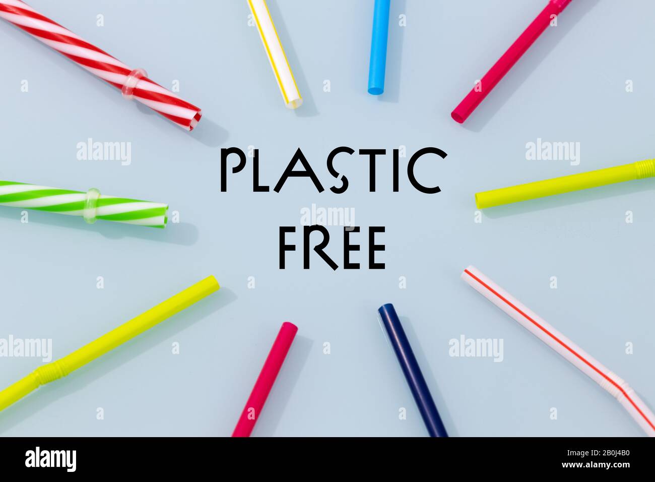 Cannucce di plastica colorate su sfondo blu e l'iscrizione 'Plastik free' il concetto di uno stile di vita basato sul conscio che non utilizza plastica t Foto Stock