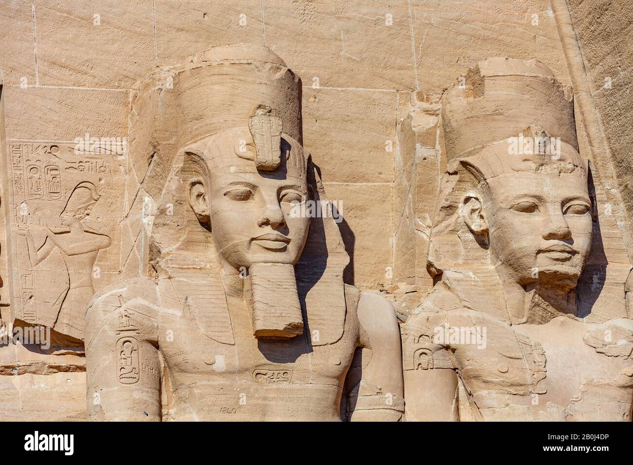 Statue all'ingresso del Grande Tempio di Abu Simbel Foto Stock