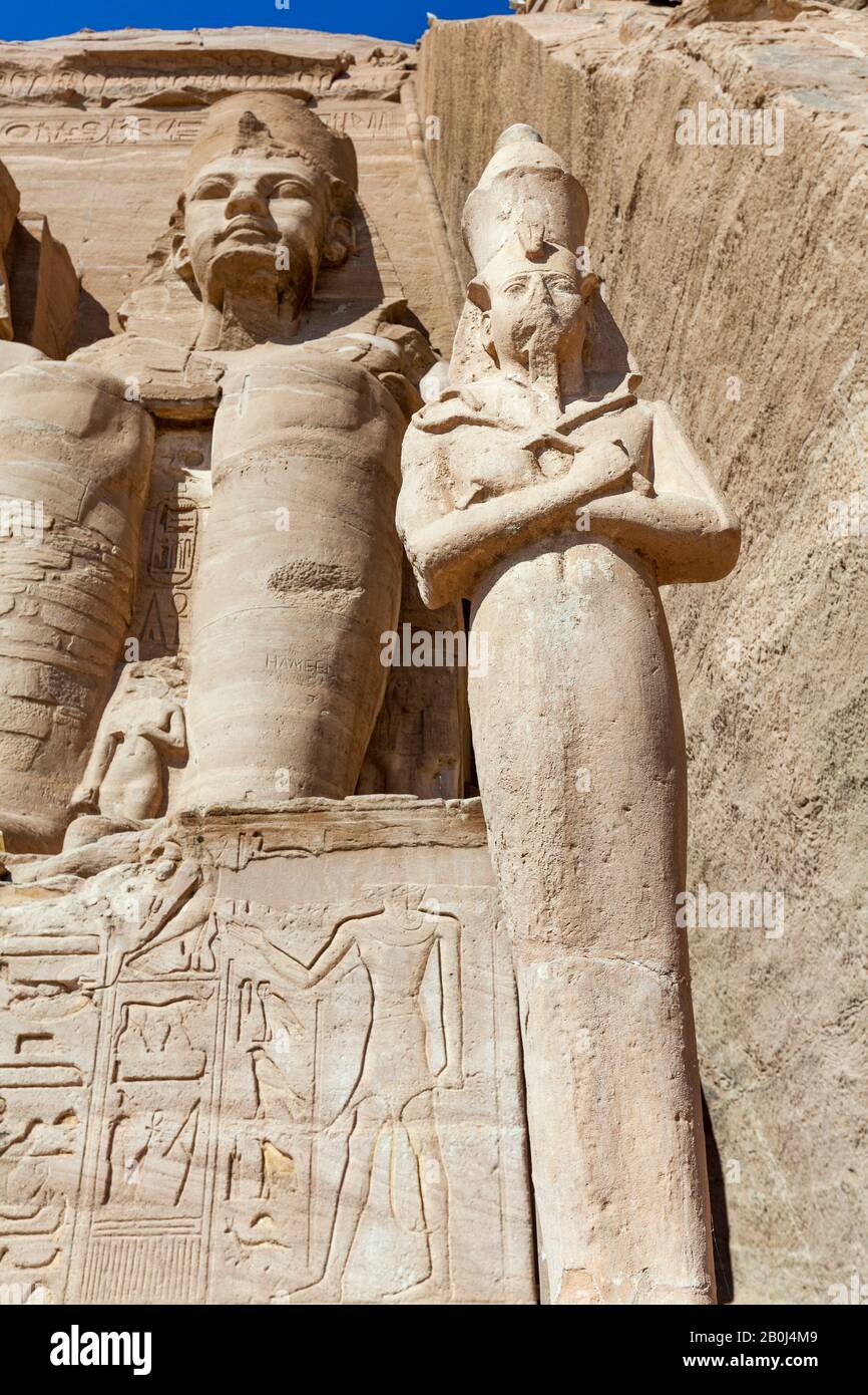 Statue all'ingresso del Grande Tempio di Abu Simbel Foto Stock