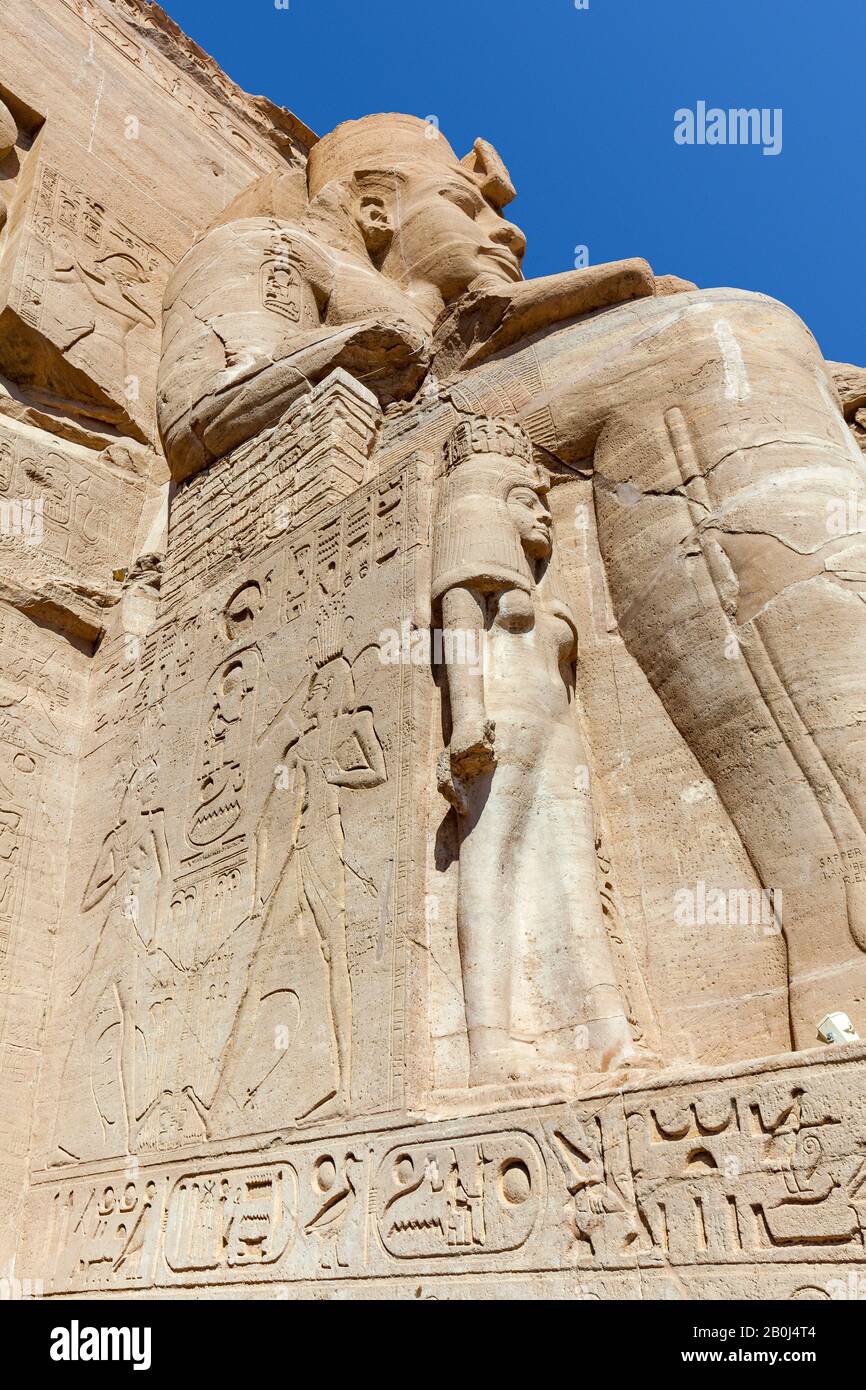 Statue all'ingresso del Grande Tempio di Abu Simbel Foto Stock