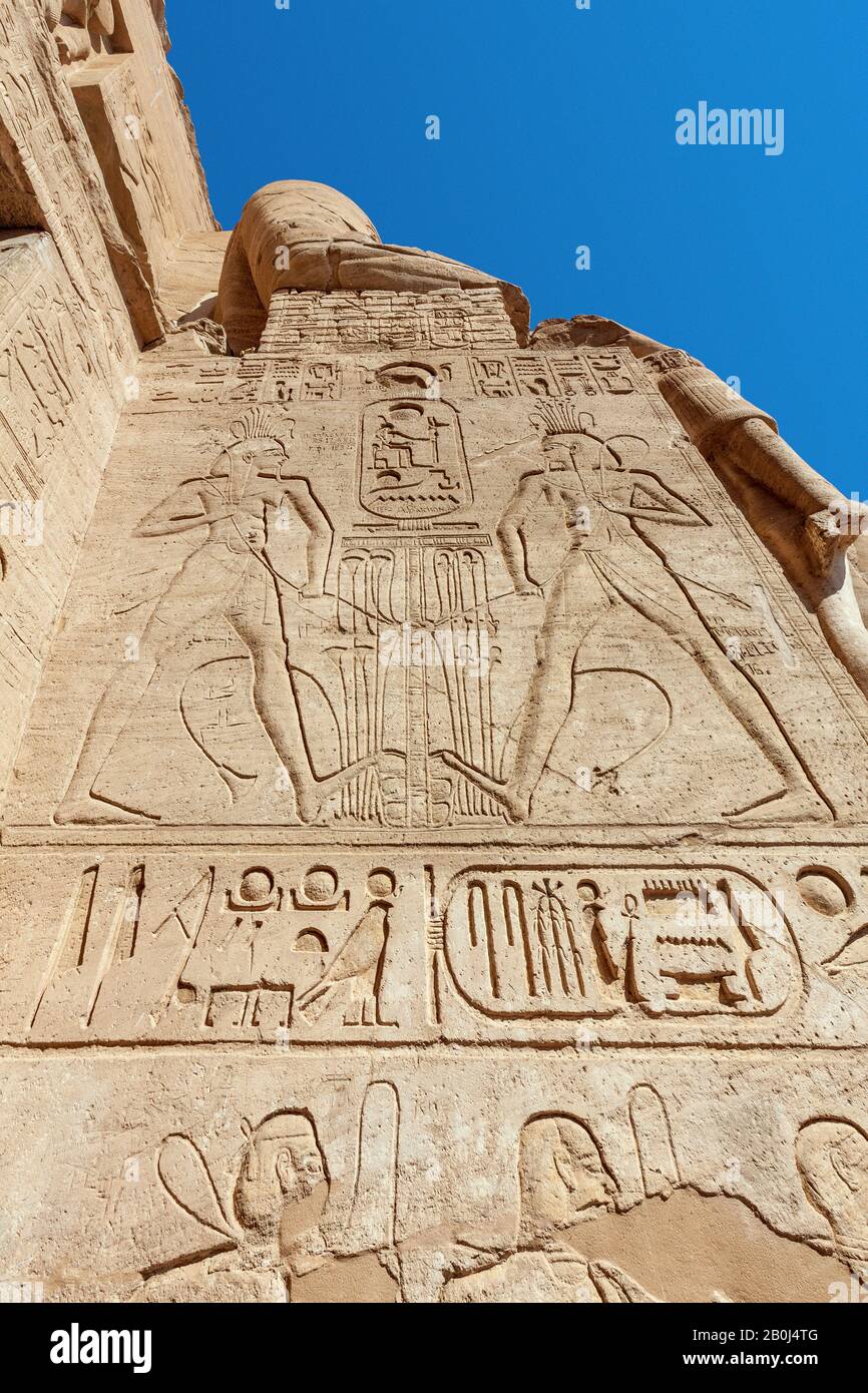 Statue all'ingresso del Grande Tempio di Abu Simbel Foto Stock