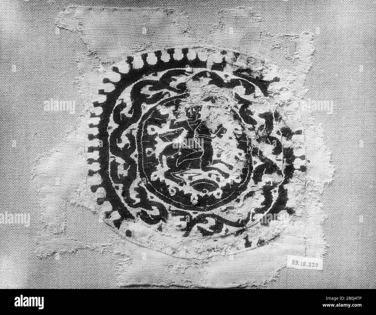 Frammento, 4th secolo, Fatto in Egitto, lana, lino; tessitura piana, tessitura arazzo, alto 8 poll. Largo 10 poll. (20,32 cm di altezza 25,4 cm di larghezza), tessili Foto Stock