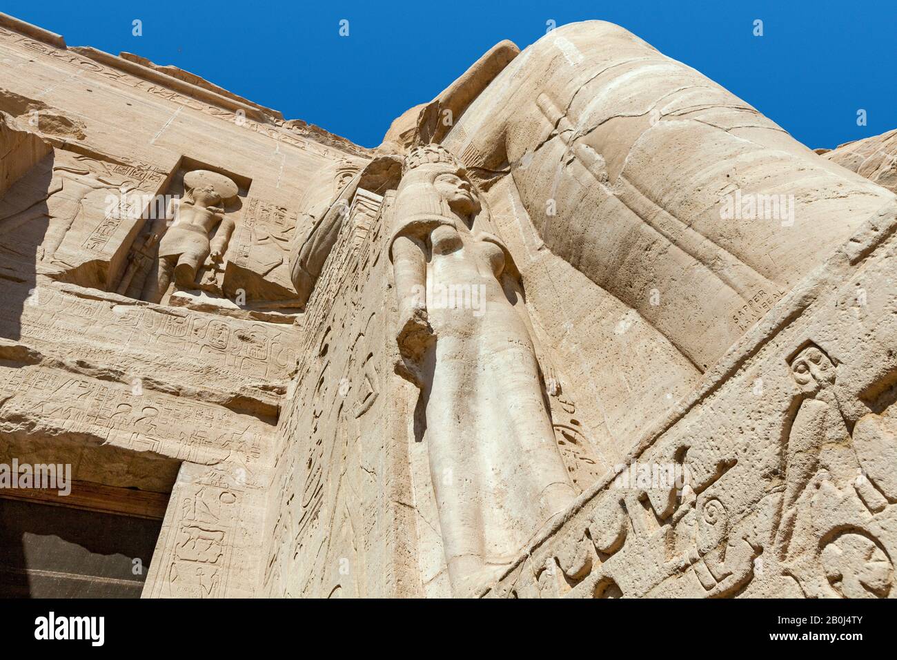 Statue all'ingresso del Grande Tempio di Abu Simbel Foto Stock