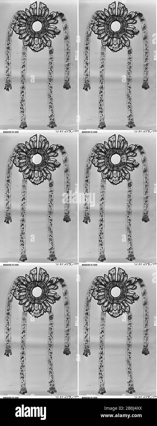 Collare con Simboli Vari, Cina, dinastia Qing (1644–1911), Data 18th–19th secolo, Cina, seta; oro, 40 1/4 x 25 pollici. (102,24 x 63,50 cm), Con Costumi Ricamati Foto Stock