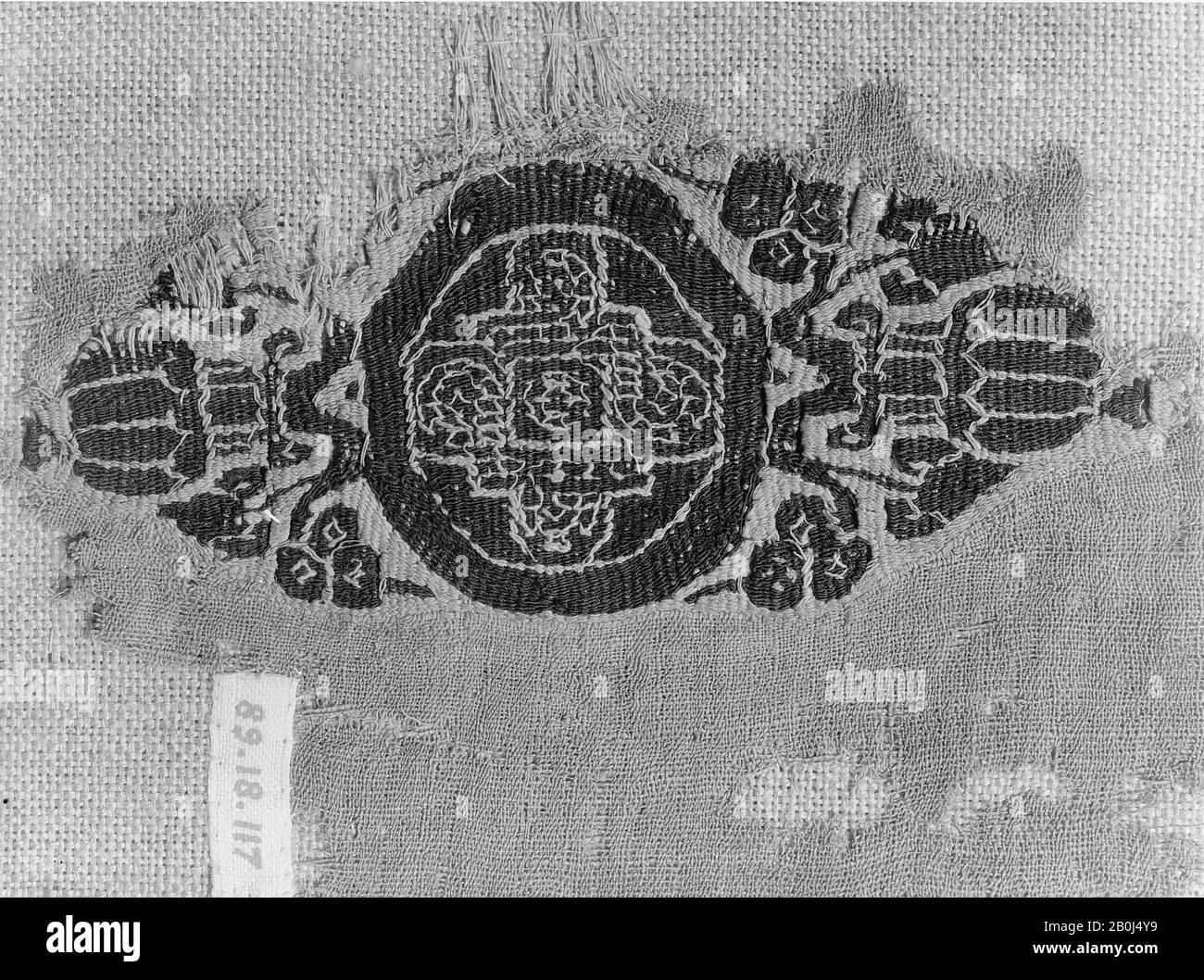 Frammento, 4th secolo, Fatto in Egitto, lana, lino; tessitura piana, tessitura arazzo, 2 in. Alto 6,00 in. Largo (5,08 cm di altezza 15,24 cm di larghezza), tessili Foto Stock