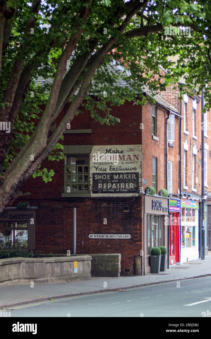 Cartello d'epoca fantasma sull'esterno dell'edificio in mattoni a Derby, in Inghilterra Foto Stock