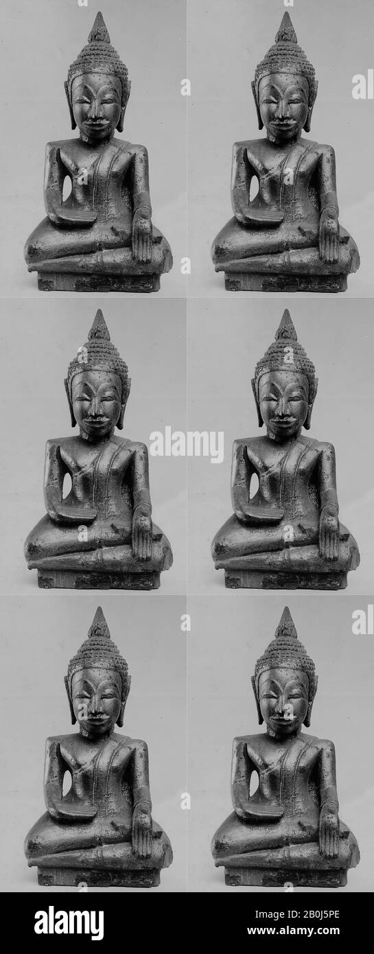 Buddha Seduto, Thailandia, Ca. 19th secolo, Tailandia, legno con dort, 6 1/2 x 3 1/2 in. (16,5 x 8,9 cm), scultura Foto Stock