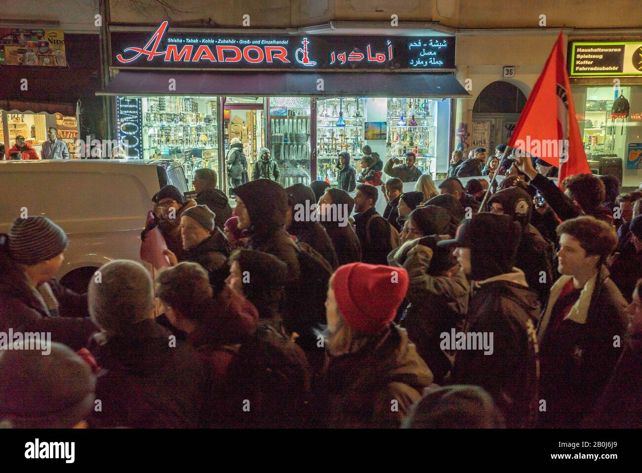 Berlino, Germania. 20th Feb 2020. Una veglia di protesta e una marcia per le vittime dell'attacco di tiro ai bar shisha di Hanau, nella Germania sudoccidentale, in cui sono state uccise 9 persone. Circa 3.000 persone hanno partecipato all'evento a Hermannplatz, nel quartiere multiculturale di Neukölln, che si è svolto sotto lo slogan "Contro il terrore e il razzismo di destra". Credito: Tom Wills/Alamy Live News Foto Stock