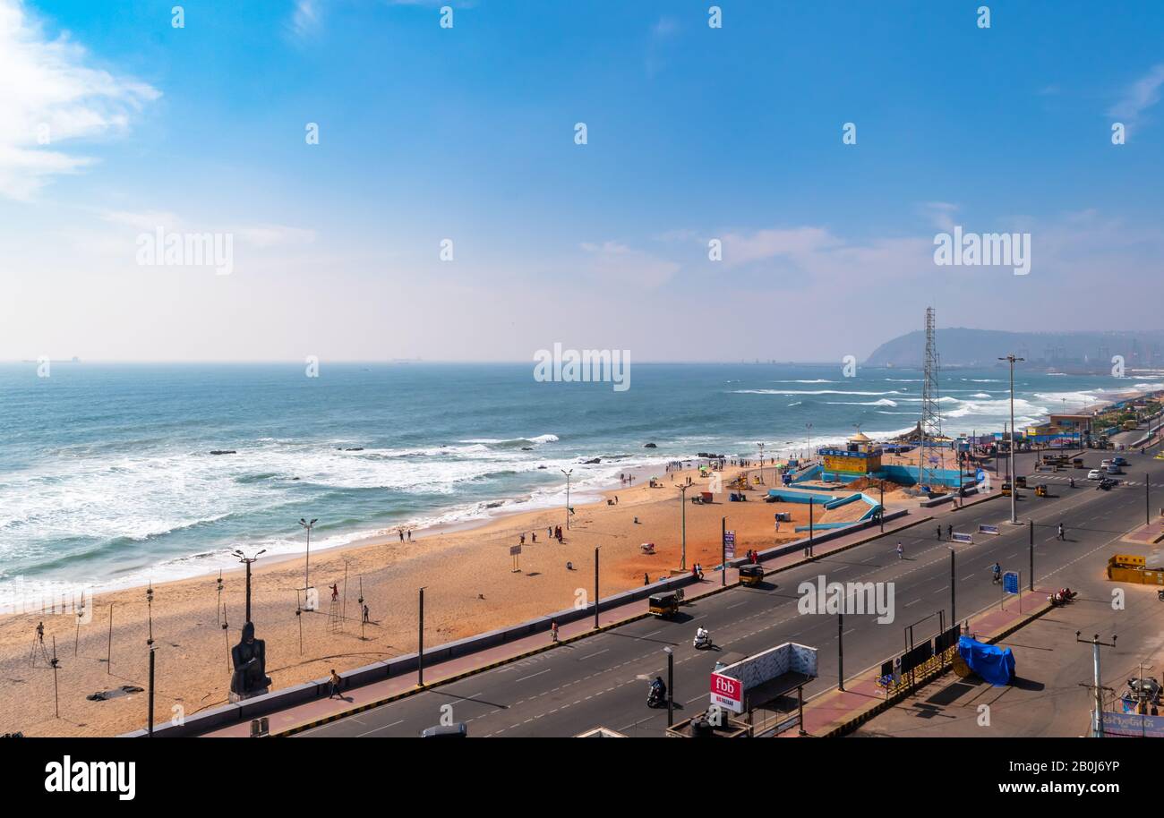 Vista dall'alto della spiaggia di Ramakrishna insieme alla strada della città e al traffico della città di vizag. Foto Stock