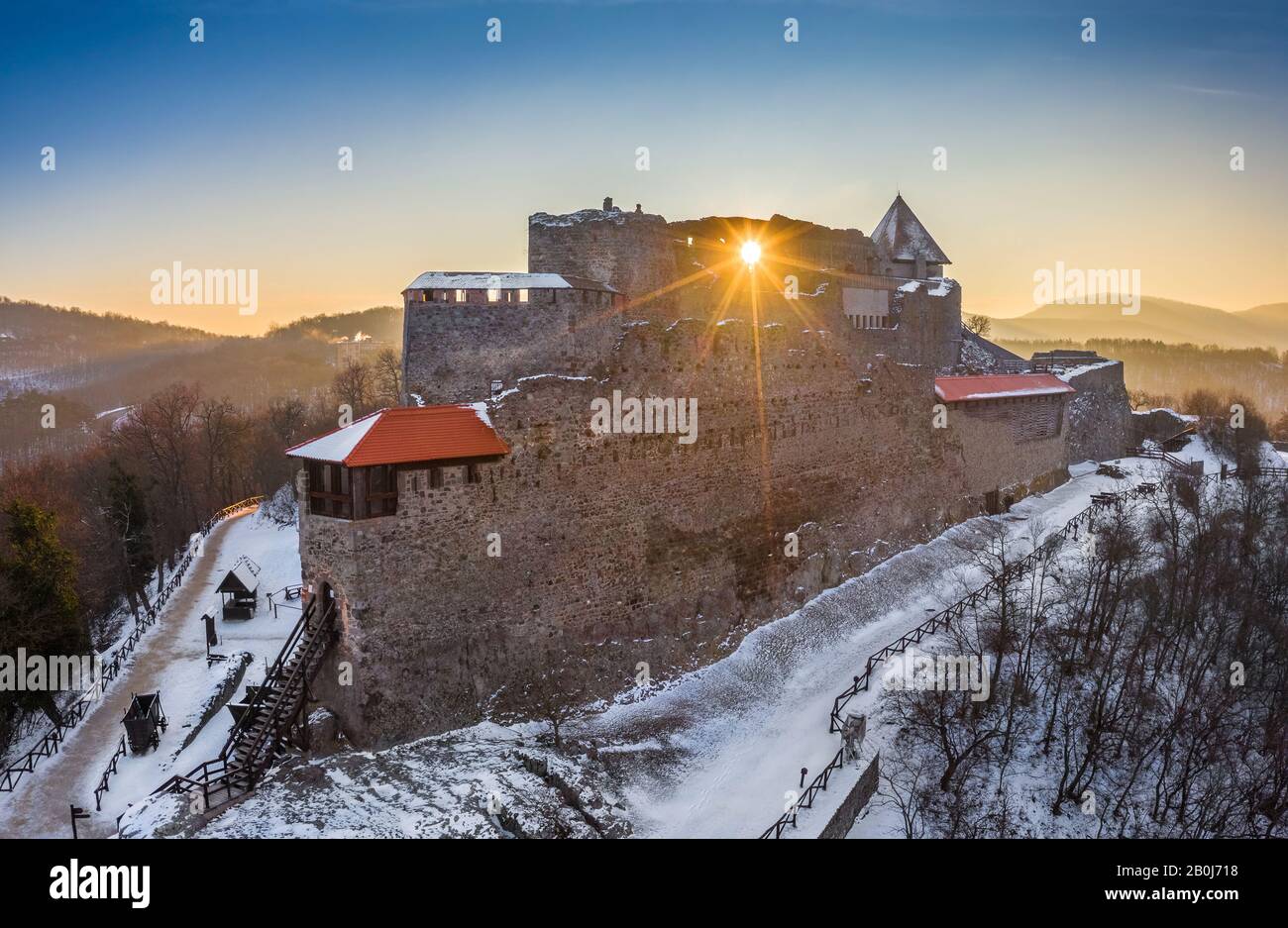 Visegrad, Ungheria - veduta aerea del bellissimo castello innevato di Visegrad all'alba in una mattinata invernale Foto Stock