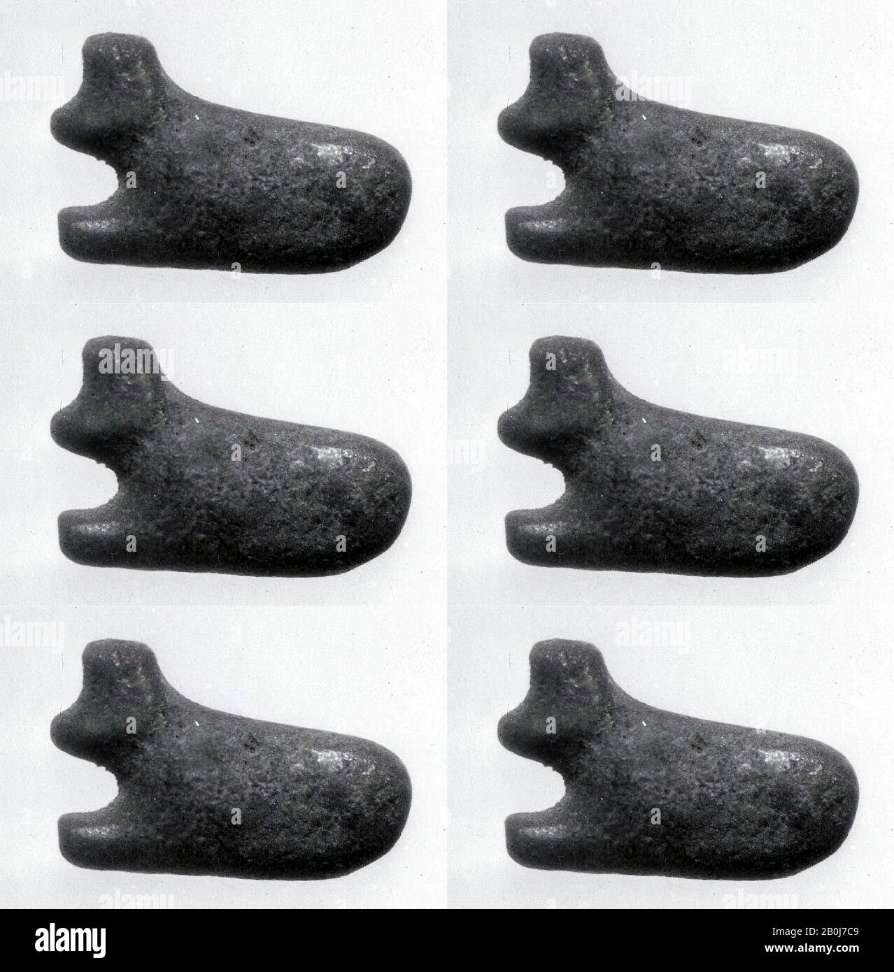 Amuleto di una mucca?, Periodo tolemaico, Data 306–30 a.C., Dall'Egitto, dall'Alto Egitto settentrionale, Dendera, Faience Foto Stock