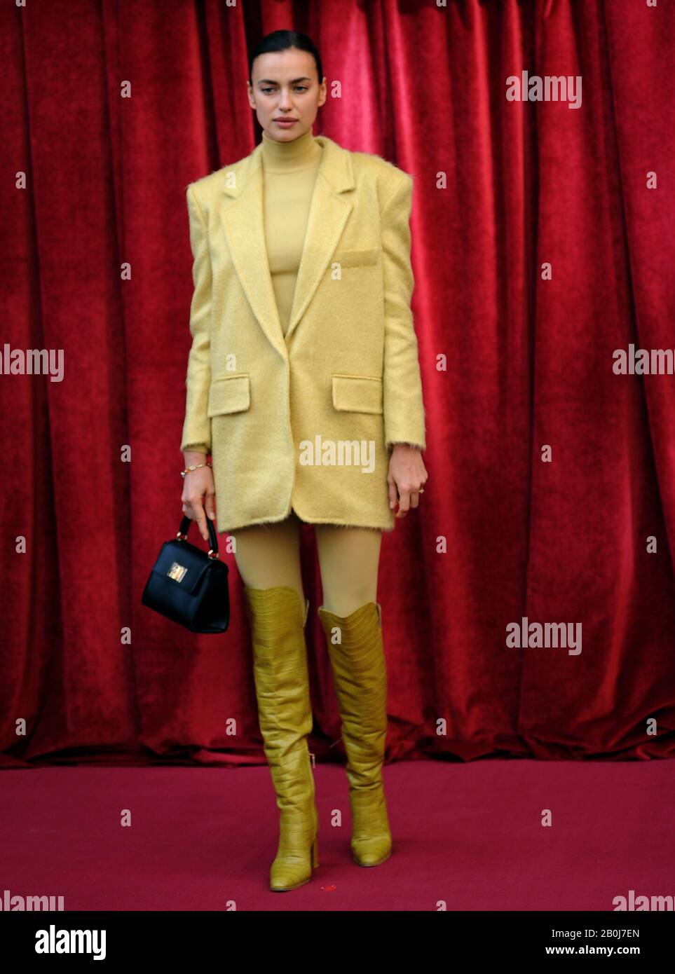 Milano, Italia. 20th Feb, 2020. Irina Shayk arriva per Furla evento Il top model IRINA SHAYK arriva al centro della manifestazione FURLA, in Piazza Beccaria Credit: Independent Photo Agency Srl/Alamy Live News Foto Stock